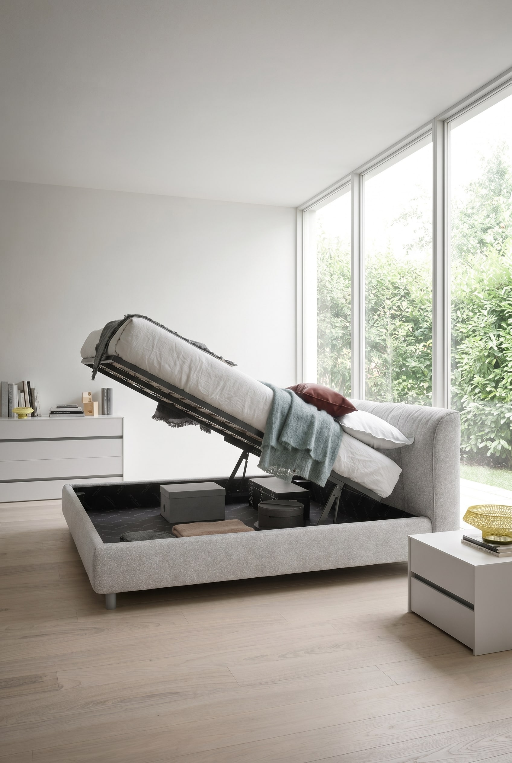 Lit rembourré moderne avec coffre de rangement invisible dans une chambre minimaliste Lit rembourré moderne avec coffre de rangement invisible dans une chambre minimaliste