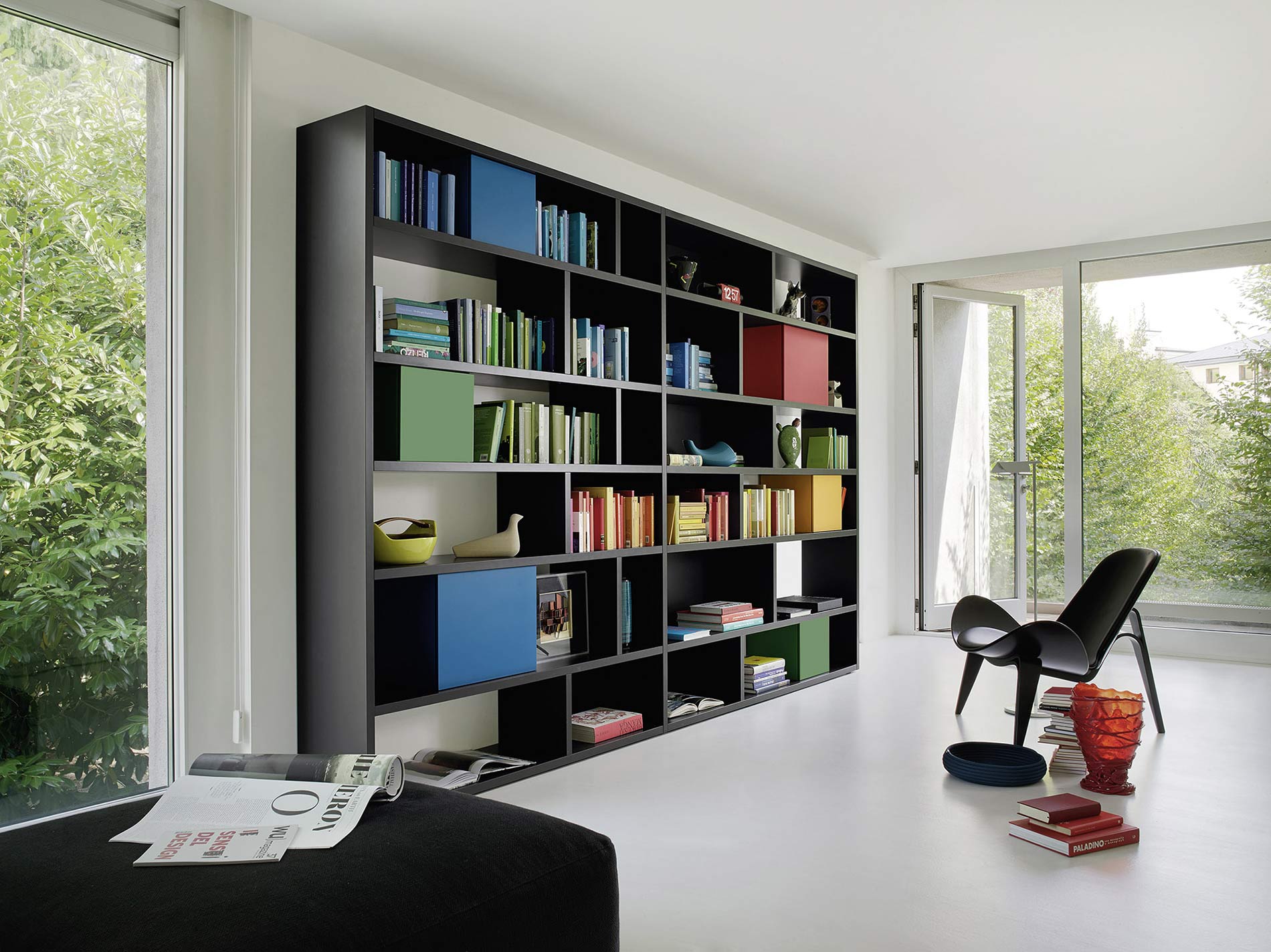 Zwarte boekenkast met dozen