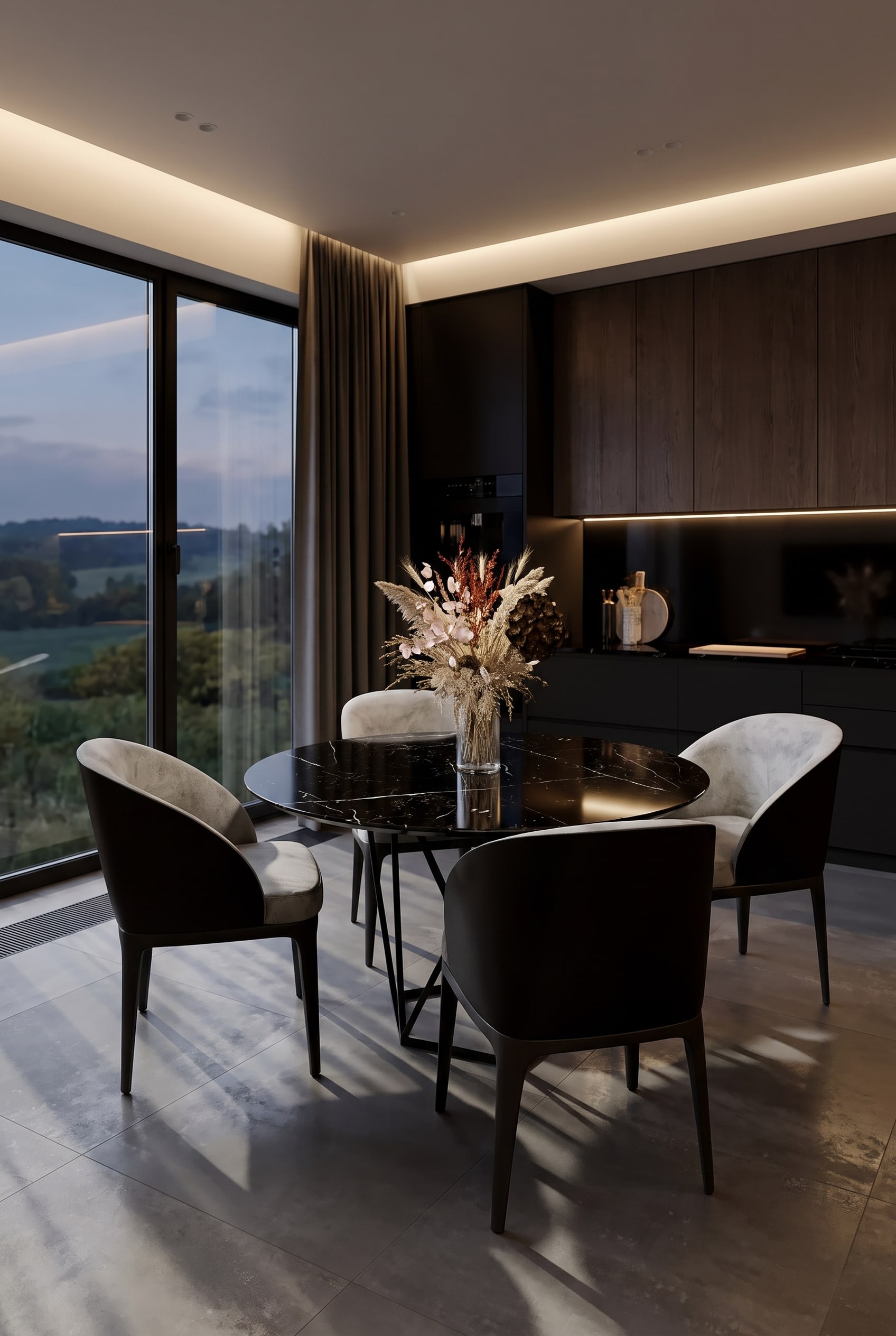 Salle &agrave; manger luxueuse avec une table &agrave; manger ronde Tatlin effet marbre fonc&eacute;, quatre chaises en velours et un arrangement de fleurs s&eacute;ch&eacute;es