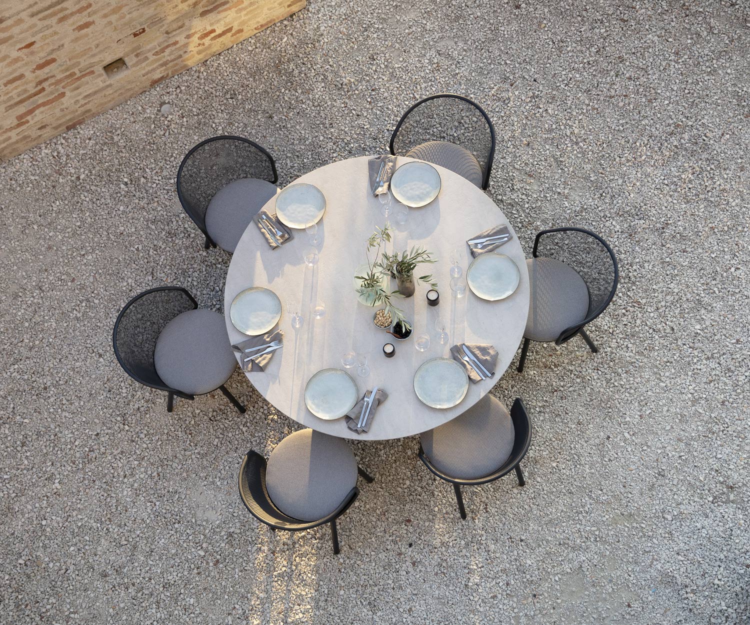 Branta balkon eettafel voor in de tuin genomen vanuit vogelperspectief Branta balkon eettafel voor in de tuin genomen vanuit vogelperspectief