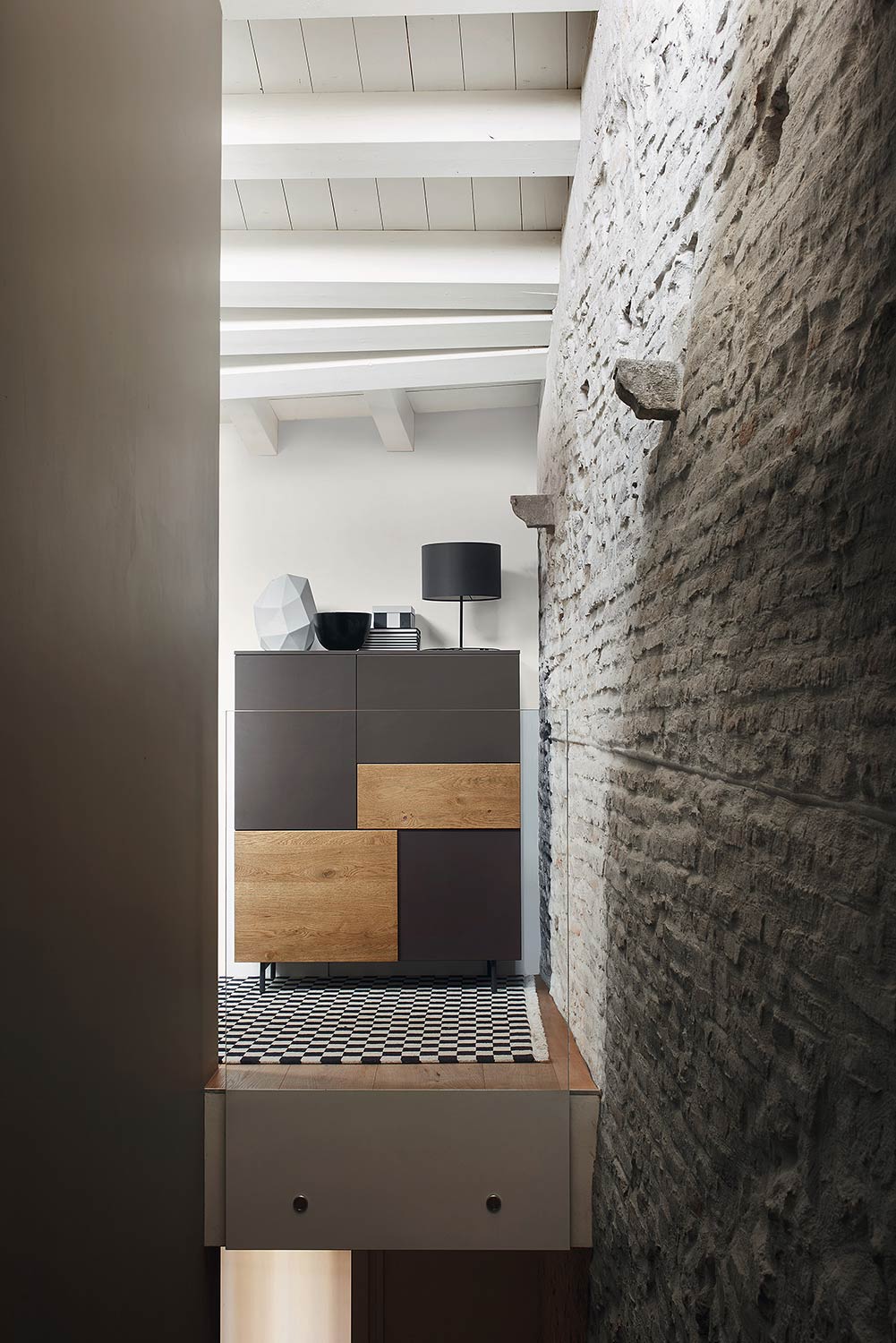 Armoire design avec portes en bois et laquées