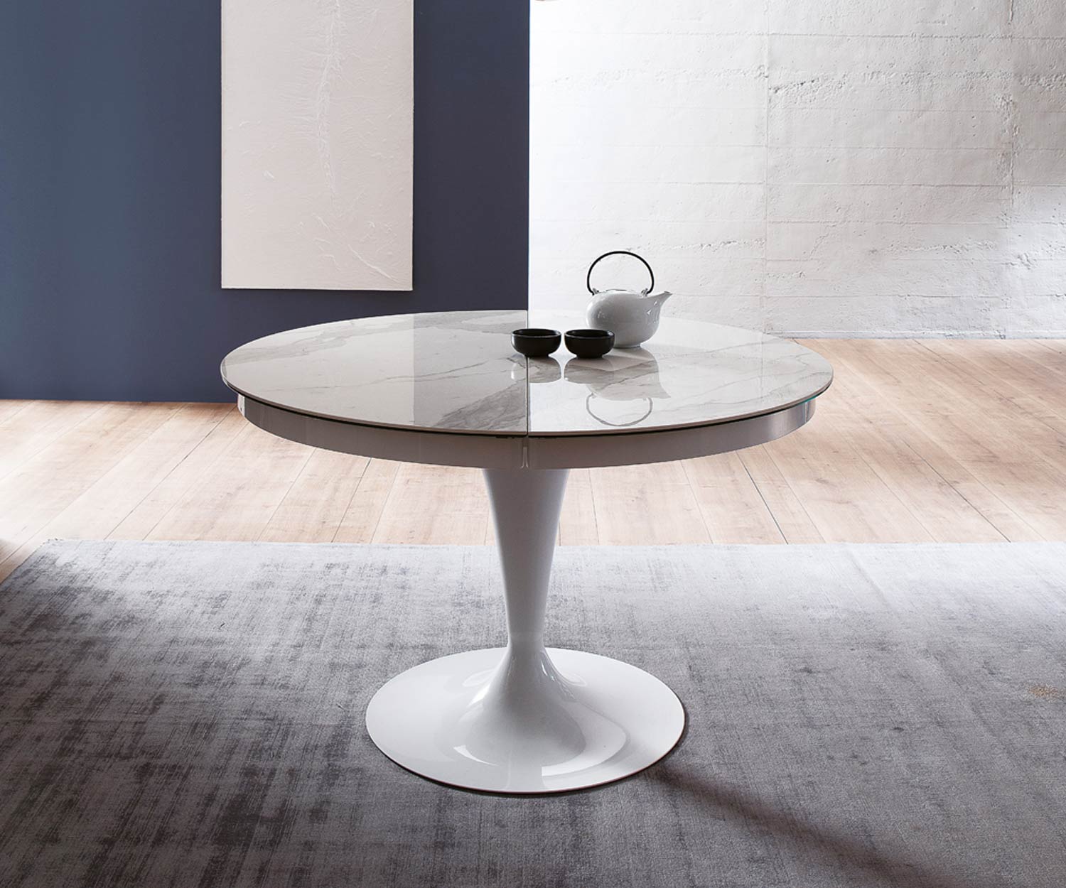Ronde Eclipse tafel Ozzio met marmeren Calacatta glazen tafelblad in de woonkamer