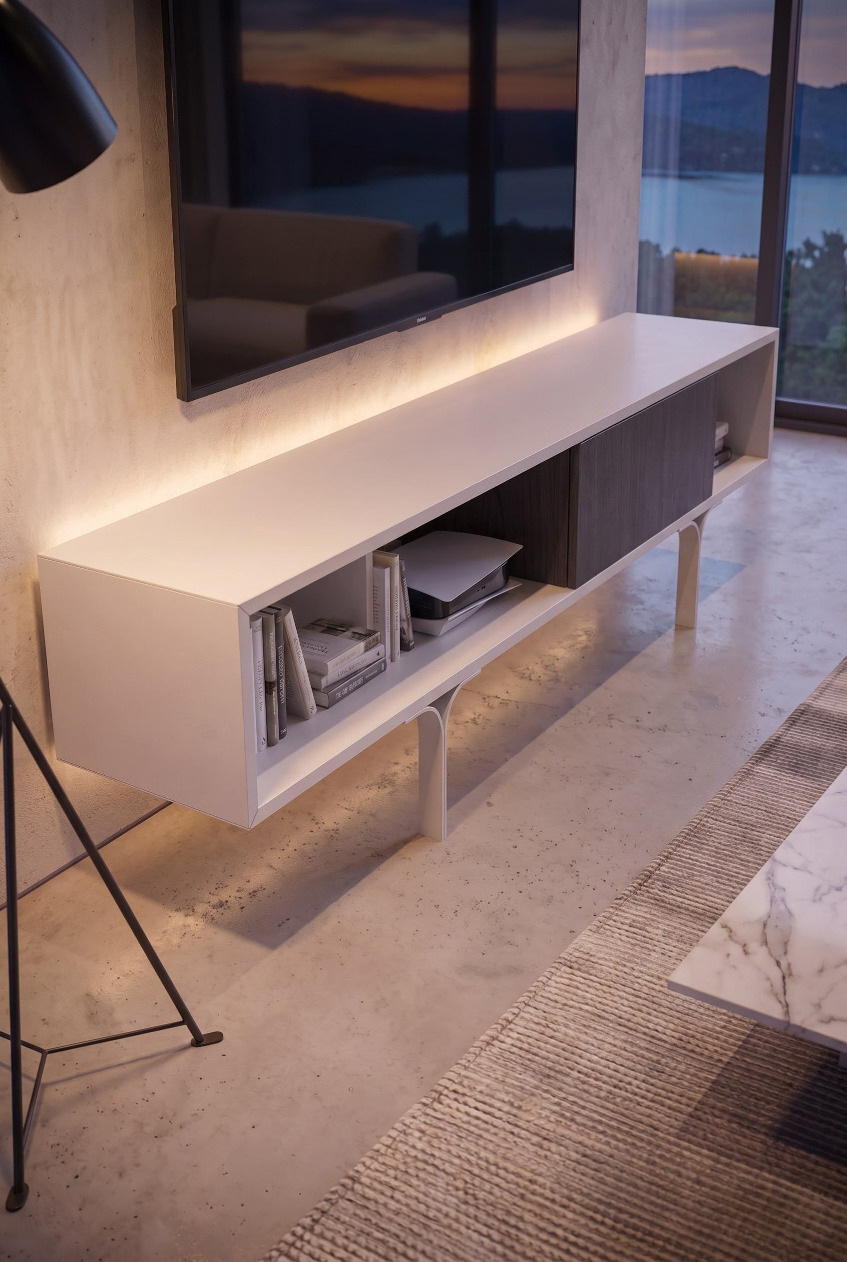 Compartiment ouvert d'un lowboard clair avec console de jeu et livres, contrasté par une porte coulissante en bois foncé.