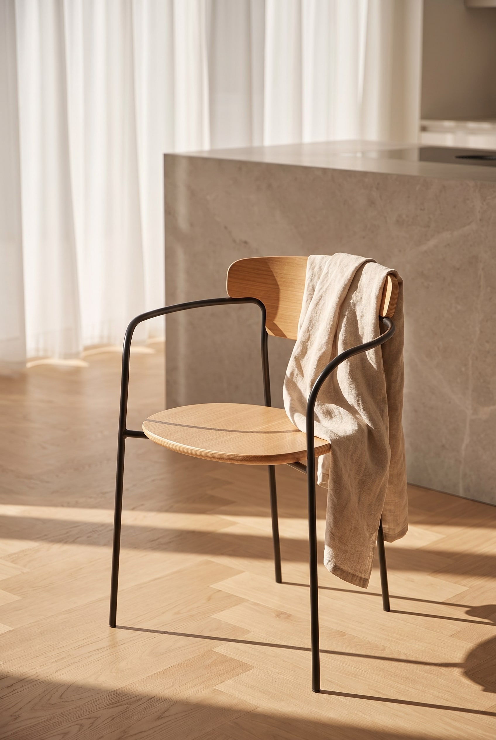 Chaise en bois avec dossier organique dans le coin repas à côté d'une cuisine moderne