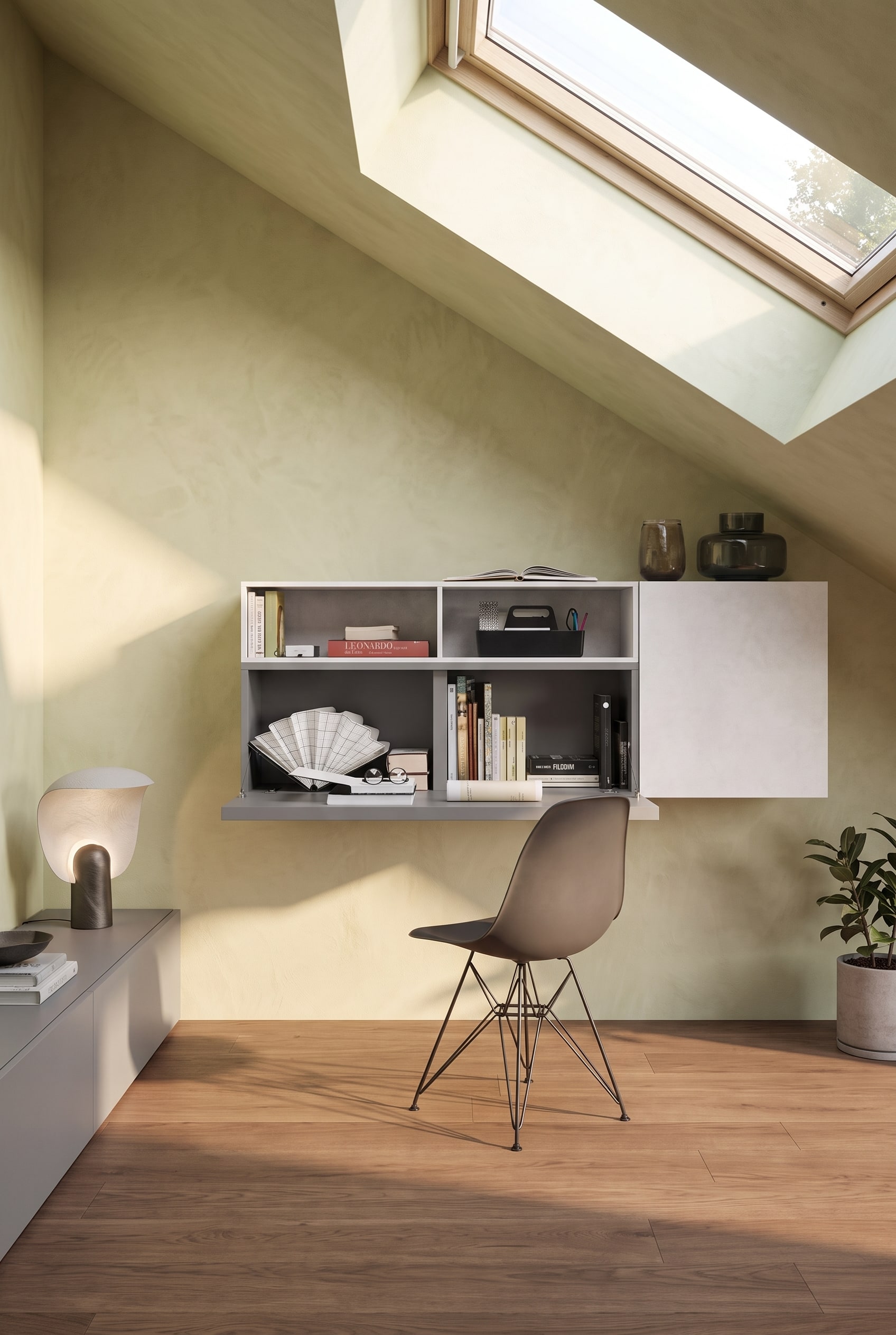 Un &eacute;l&eacute;gant bureau &agrave; domicile sous les combles avec un meuble-bureau mural minimaliste sous la pente du toit.