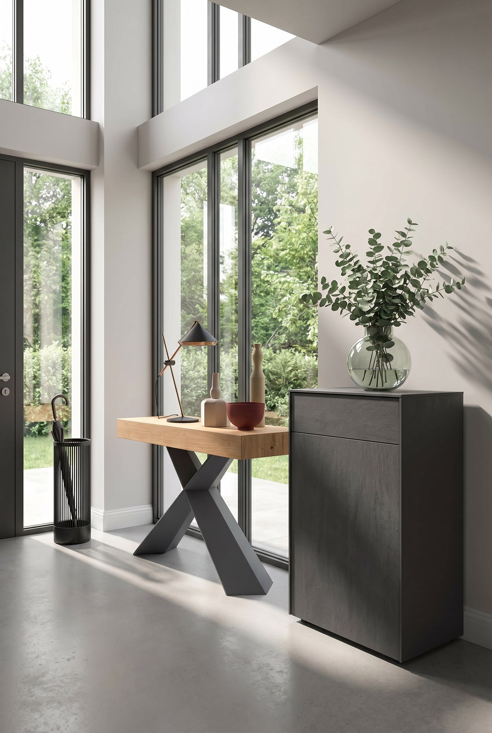 Couloir industriel avec console en bois sur pieds m&eacute;talliques crois&eacute;s, meuble &agrave; chaussures anthracite, vase en verre rond et porte-parapluie noir