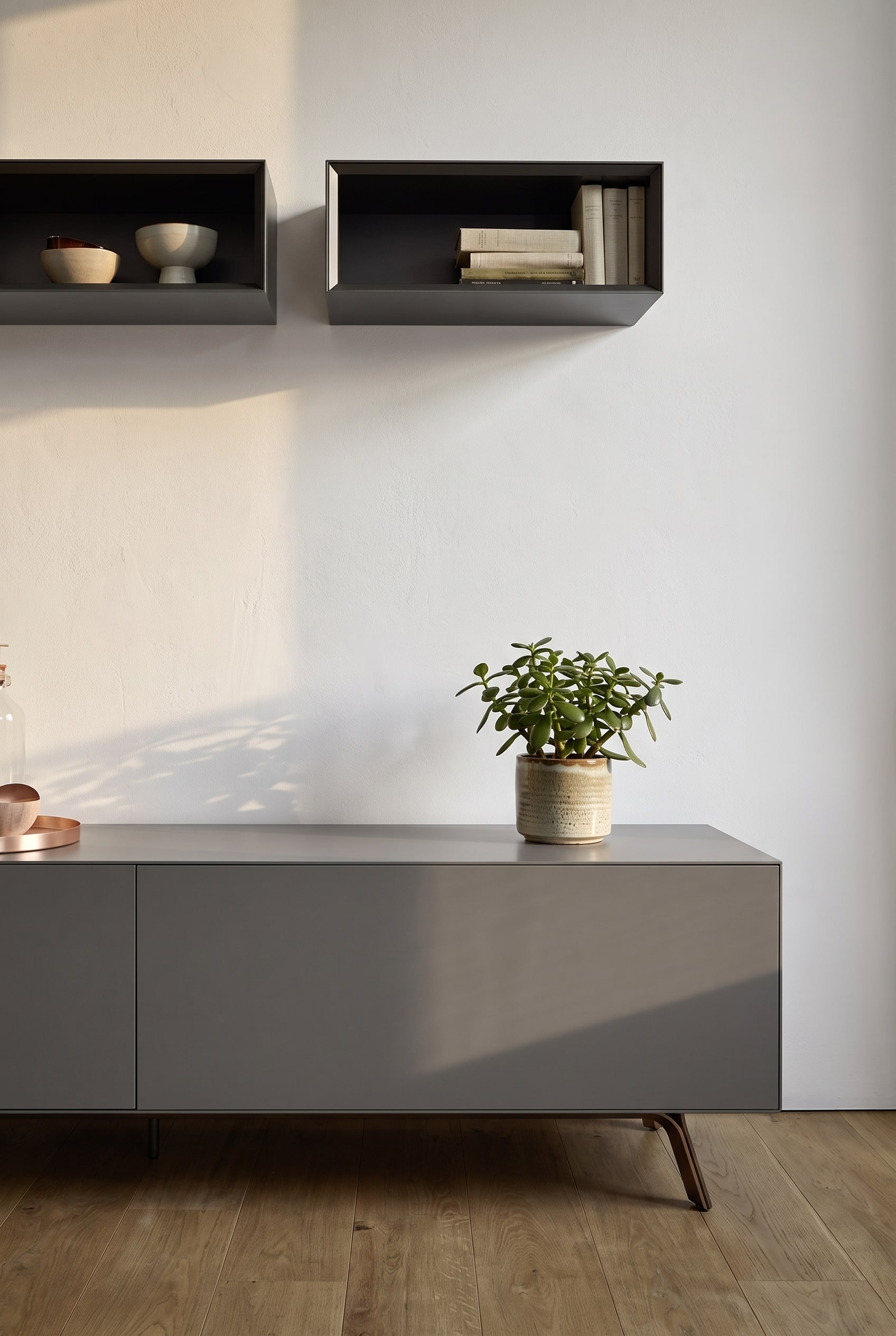 Meuble haut mat avec façades sans poignée dans un couloir moderne, avec une petite plante d'intérieur dessus