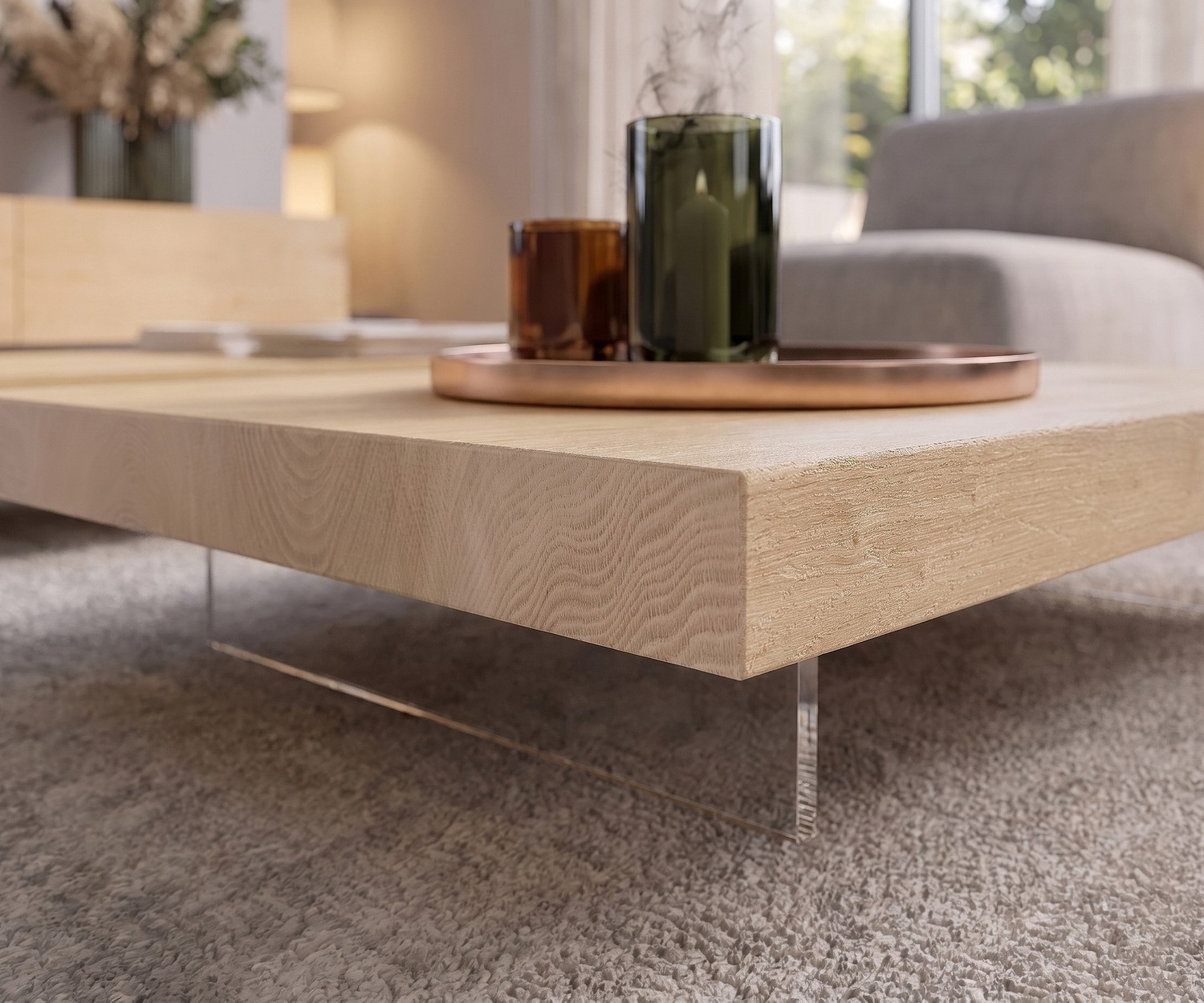 Table basse Livitalia Low en chêne clair et pieds verre Table basse Livitalia Low en chêne clair avec pieds transparents pour un effet suspendu dans un salon moderne.