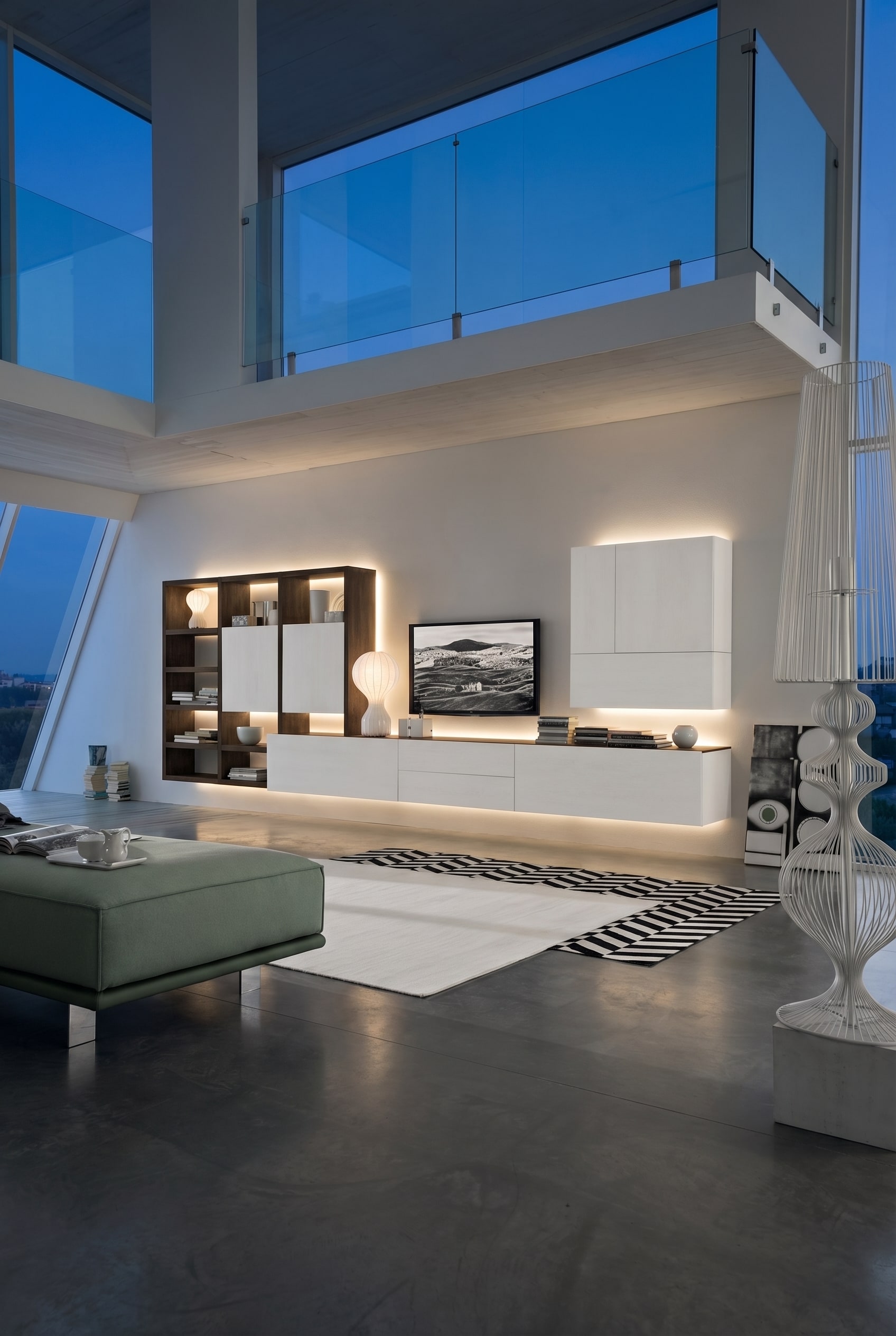 Meuble TV Livitalia C96B avec &eacute;clairage LED indirect d'ambiance dans le salon le soir