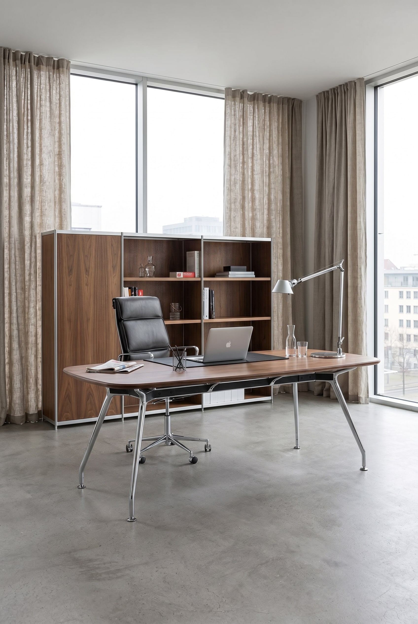 Bureau &eacute;l&eacute;gant avec des pieds en aluminium filigranes et un plateau en noyer dans un loft de direction baign&eacute; de lumi&egrave;re devant de grandes fen&ecirc;tres
