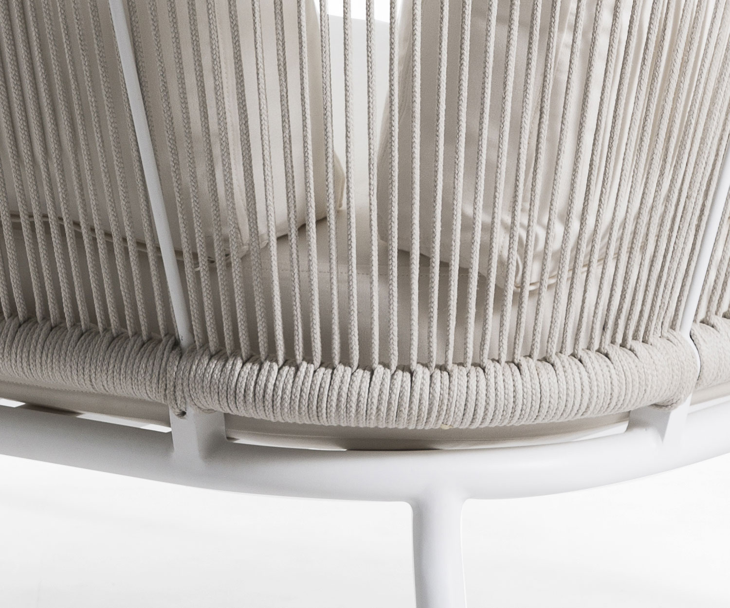 Oasiq Yland Banc d'angle Canapé design en détail Structure en aluminium et rembourrage tissé à la main Oasiq Yland Banc d'angle Canapé design en détail Structure en aluminium et rembourrage tissé à la main