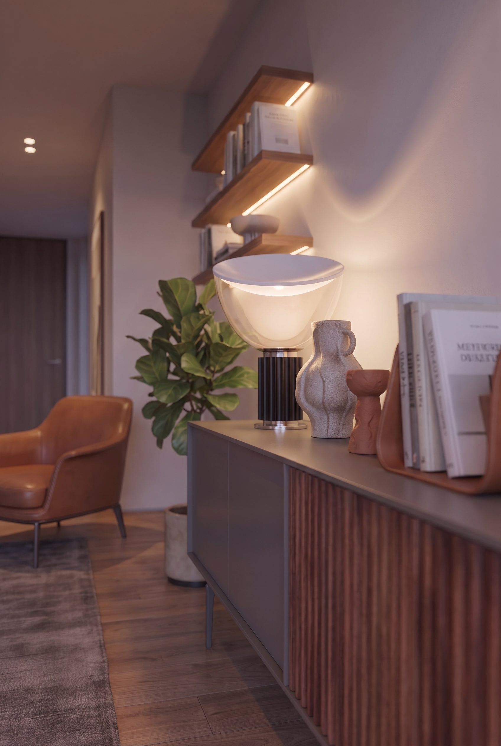Vue détaillée de la décoration sur le buffet avec une lampe en verre, des vases organiques et des livres dans un support en cuir.