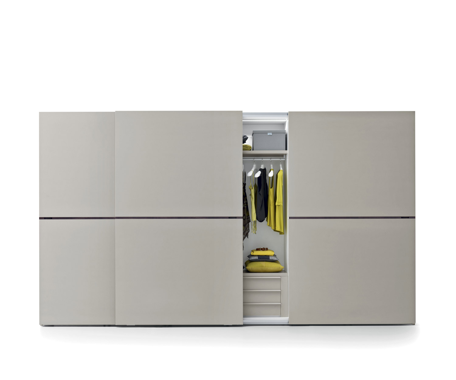 Armoire Middle de Novamobili Portes coulissantes porte centrale ouverte Armoire Middle de Novamobili Portes coulissantes porte centrale ouverte