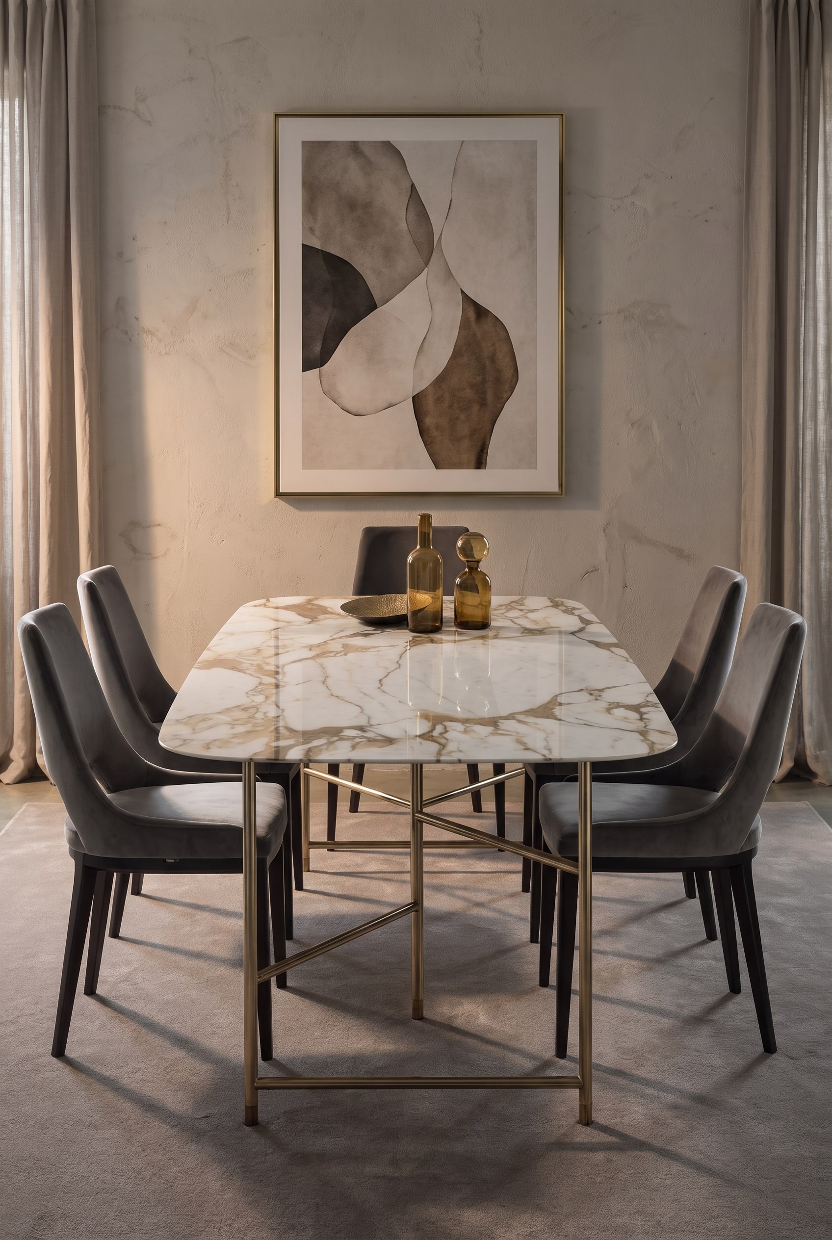 Table &agrave; manger luxueuse avec plateau en marbre clair et pi&egrave;tement m&eacute;tallique fin, sur le mur une &oelig;uvre d'art dans un cadre &agrave; joint creux filigrane assorti