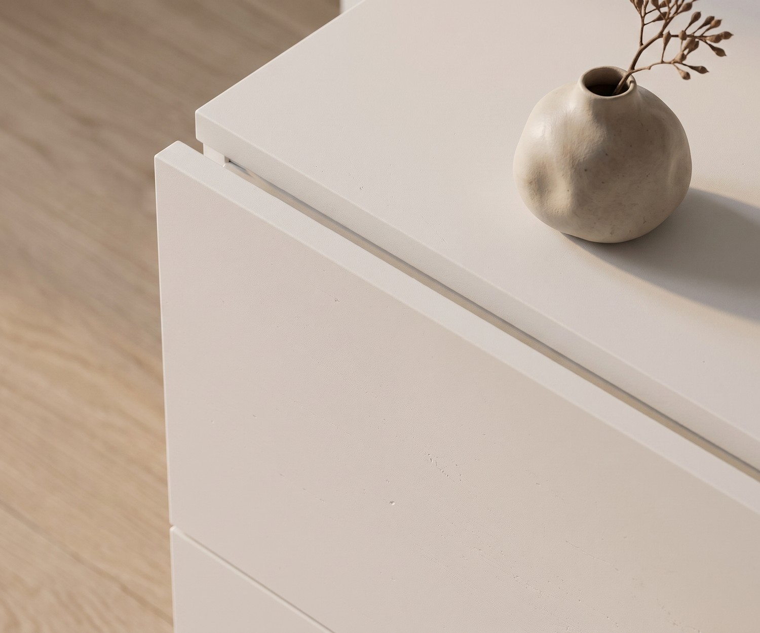 Commode suspendue dans la chambre : Commode murale blanche Novamobili Easy à 4 tiroirs dans un intérieur minimaliste.