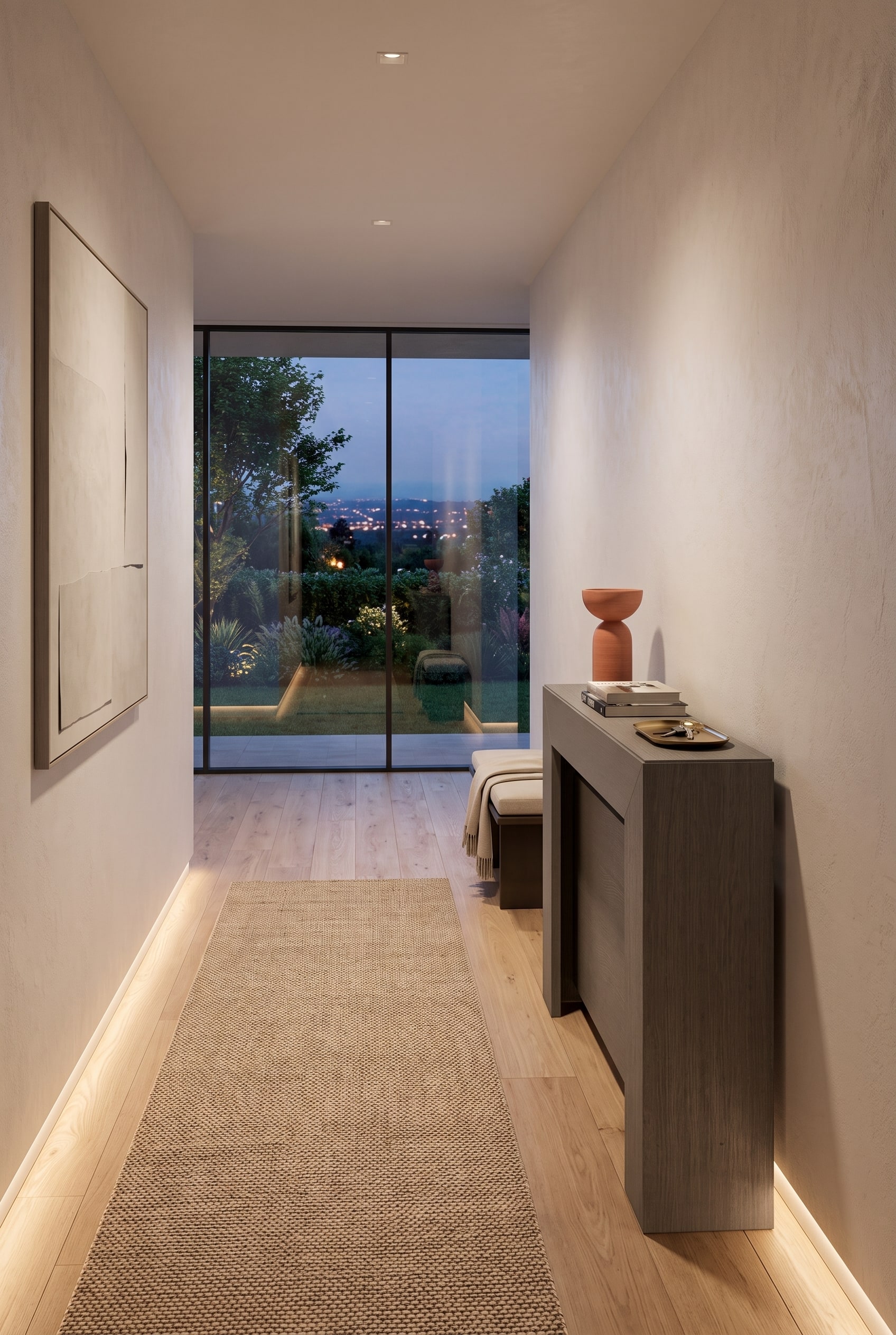 Couloir &eacute;troit avec une console blanche tr&egrave;s plate, sur laquelle se trouvent un vase sculptural et des cl&eacute;s