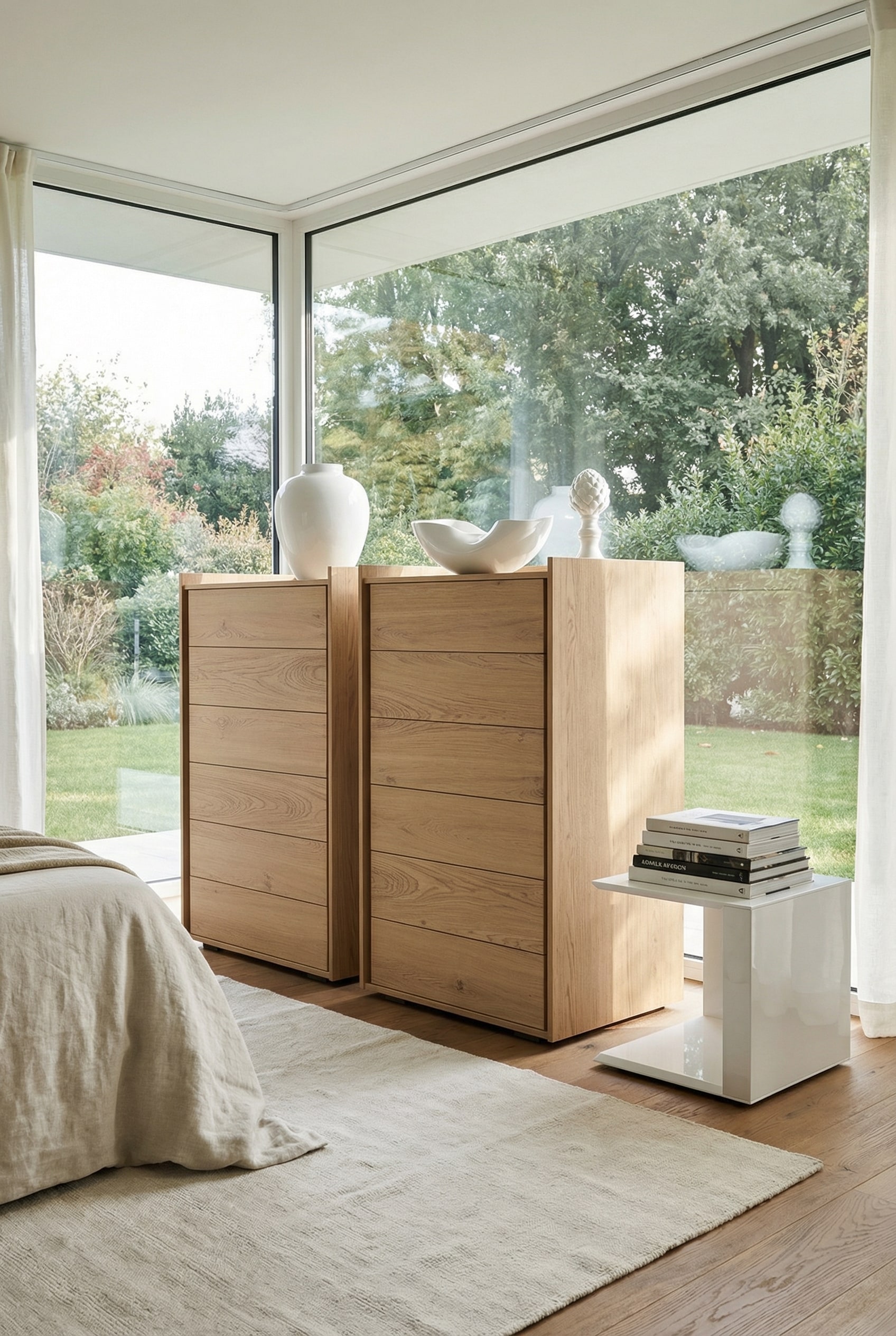 Commode haute avec un m&eacute;lange de mat&eacute;riaux de surfaces en bois brillantes et mates dans une pi&egrave;ce confortable.