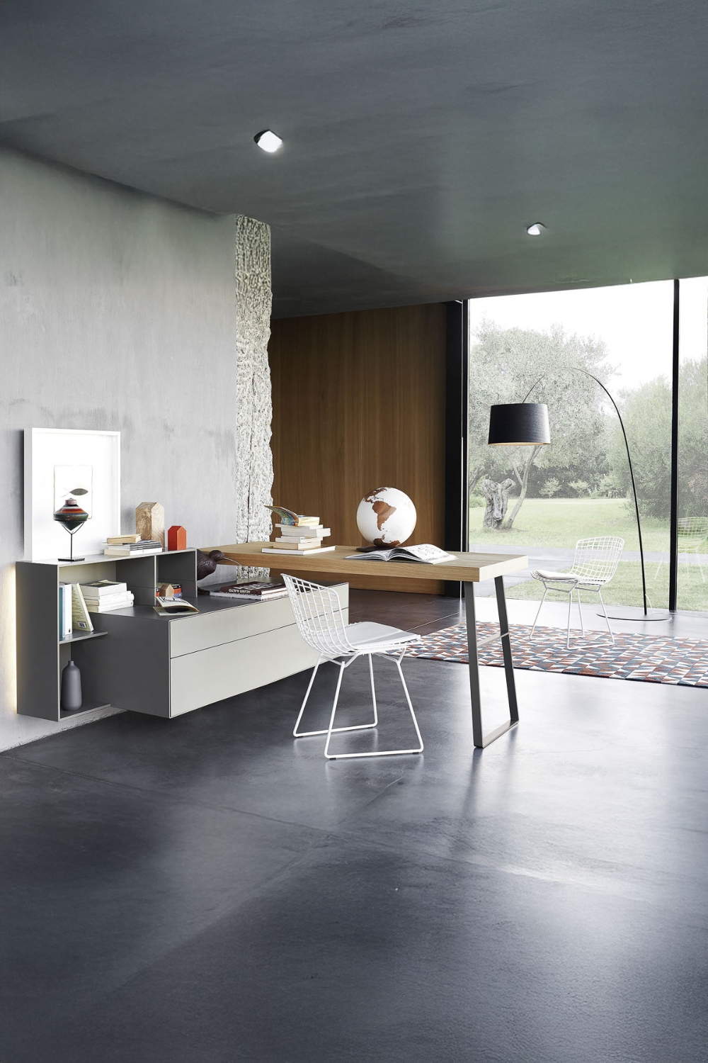 espace-de-travail-en-forme-de-L-avec-commode-murale-moderne-et-bureau-minimaliste
