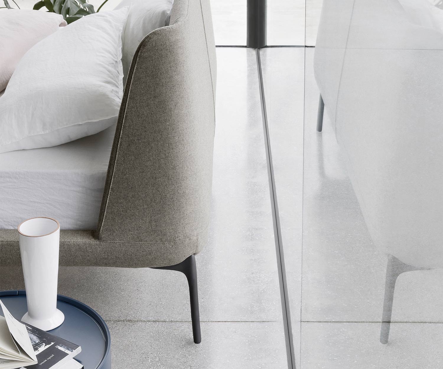 Achteraanzicht van het fluwelen bed met zicht op het hoofdeinde en de gepolijste metalen poten Achteraanzicht van het fluwelen bed met zicht op het hoofdeinde en de gepolijste metalen poten