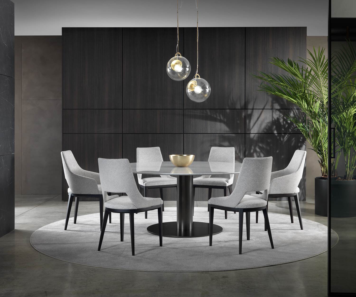 Breek eettafel van Marelli voor zes personen in een ruime eetkamerhoek Breek eettafel van Marelli voor zes personen in een ruime eetkamerhoek