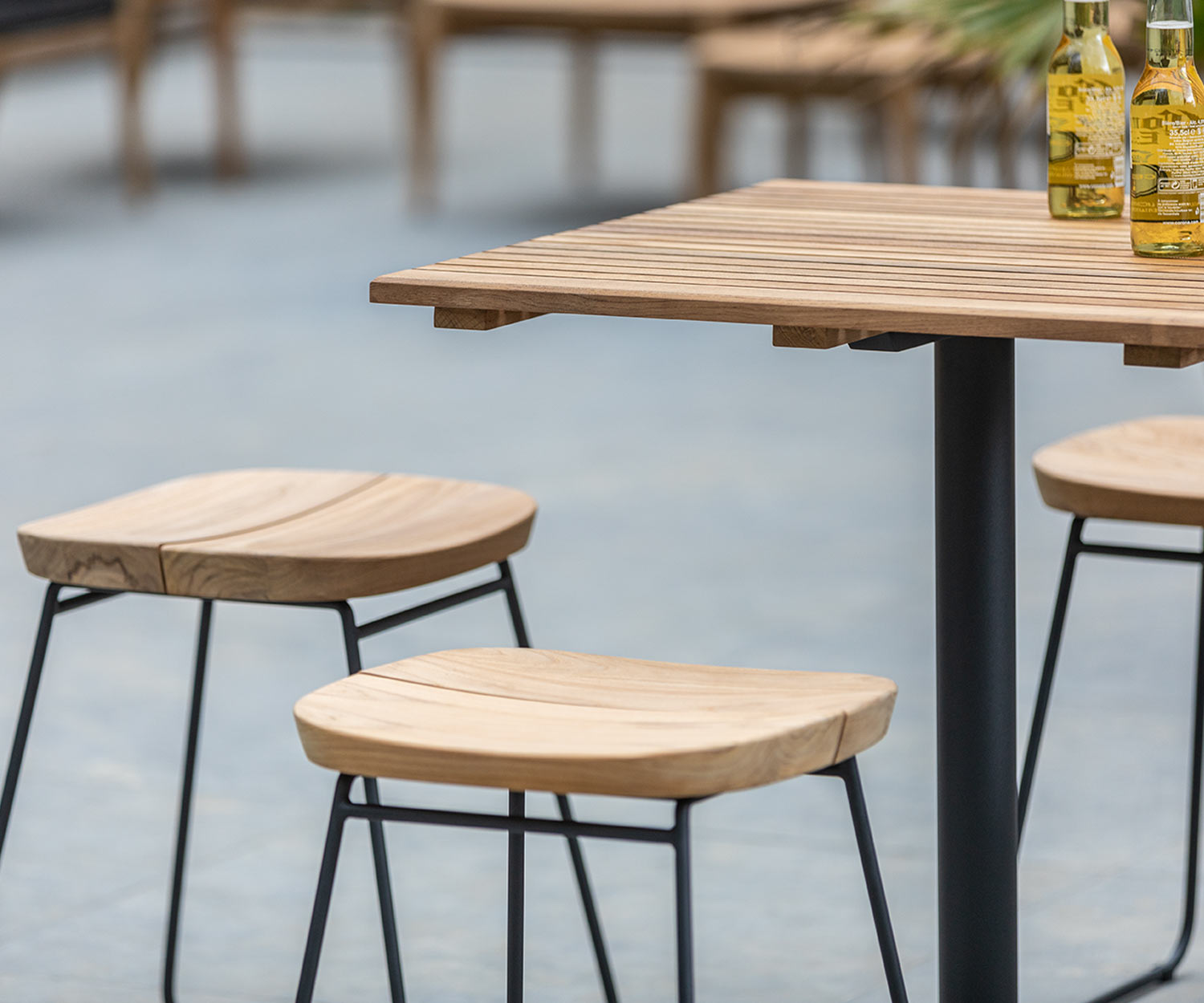 Bryggen tuinkruk van Oasiq met tafel op een terras Bryggen tuinkruk van Oasiq met tafel op een terras