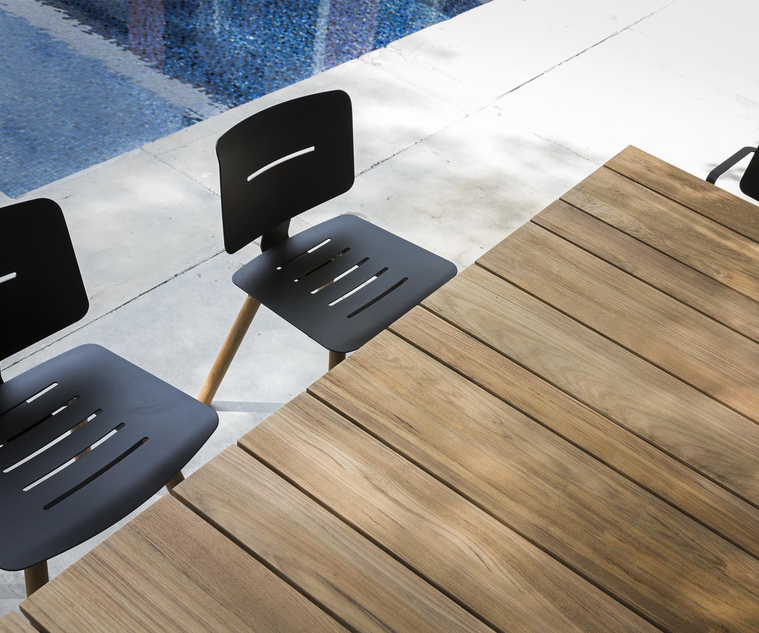 Exclusif Oasiq Coco Design chaise en teck avec quatre pieds en gris foncé anthracite Exclusif Oasiq Coco Design chaise en teck avec quatre pieds en gris foncé anthracite