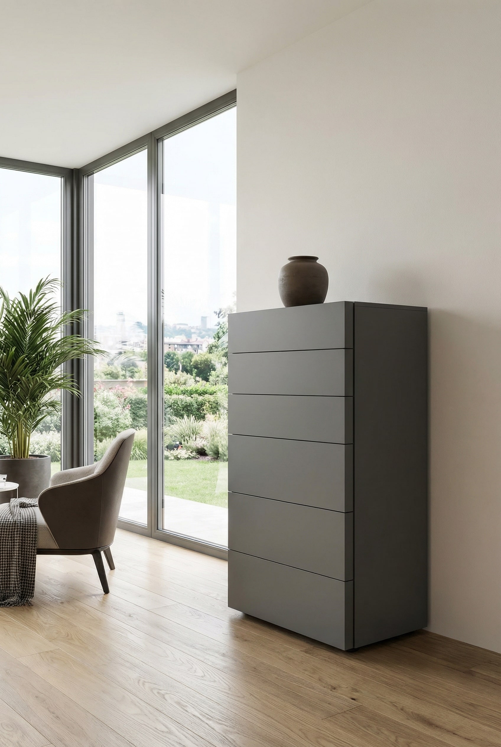 Une commode haute moderne sans poignée en gris foncé mat élégant, mise en scène devant un mur clair comme un meuble minimaliste et contrasté. Une commode haute moderne sans poignée en gris foncé mat élégant, mise en scène devant un mur clair comme un meuble minimaliste et contrasté.
