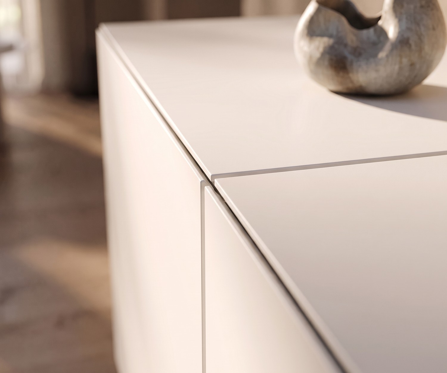Détail du buffet al2 MOS-I-KO 003 A Buffet al2 MOS-I-KO 003 A de salon, gros plan sur la laque mate beige et les finitions minimalistes