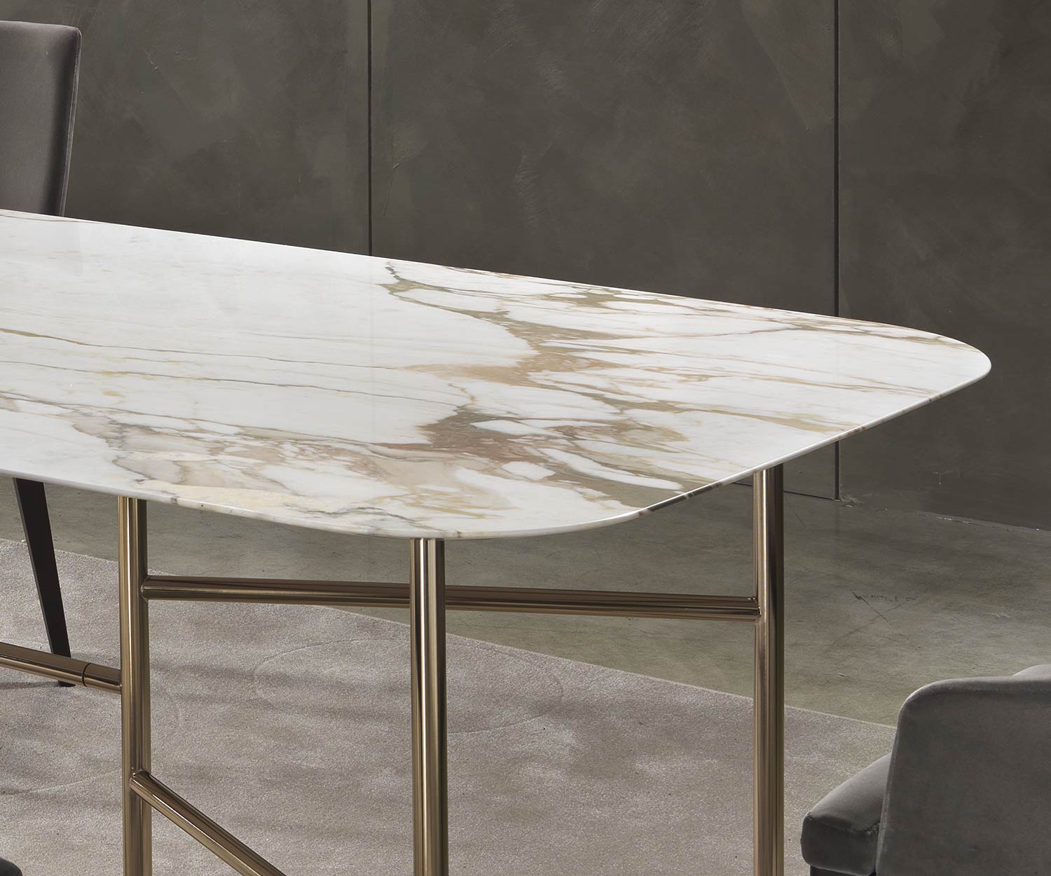Moderne eettafel met Kyoto-design Detail afgeronde hoeken en frame in metaalkleur Moderne eettafel met Kyoto-design Detail afgeronde hoeken en frame in metaalkleur