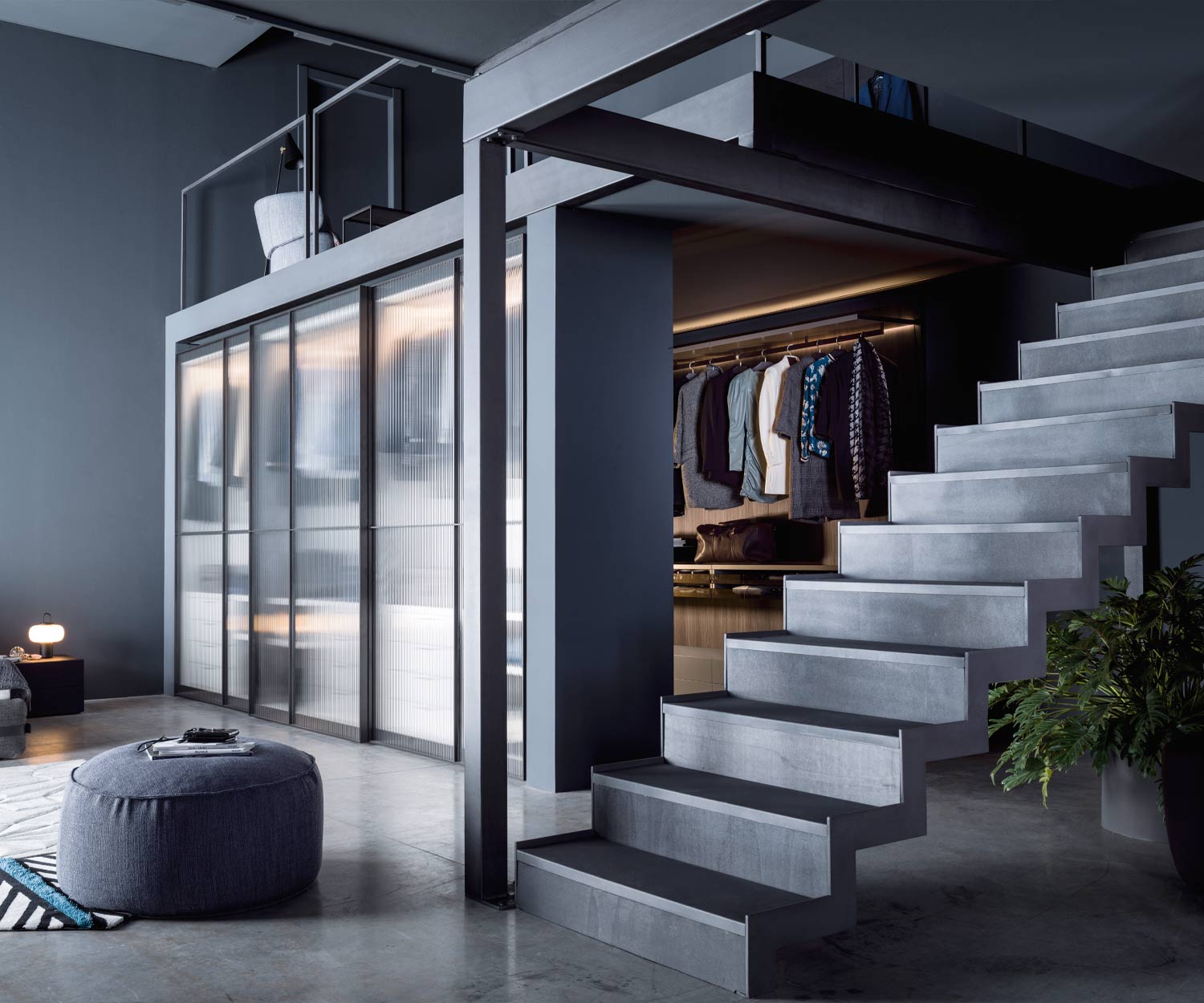 Laag modulaire garderobekast met schuifdeuren ingebouwd in kleedkamer Laag modulaire garderobekast met schuifdeuren ingebouwd in kleedkamer