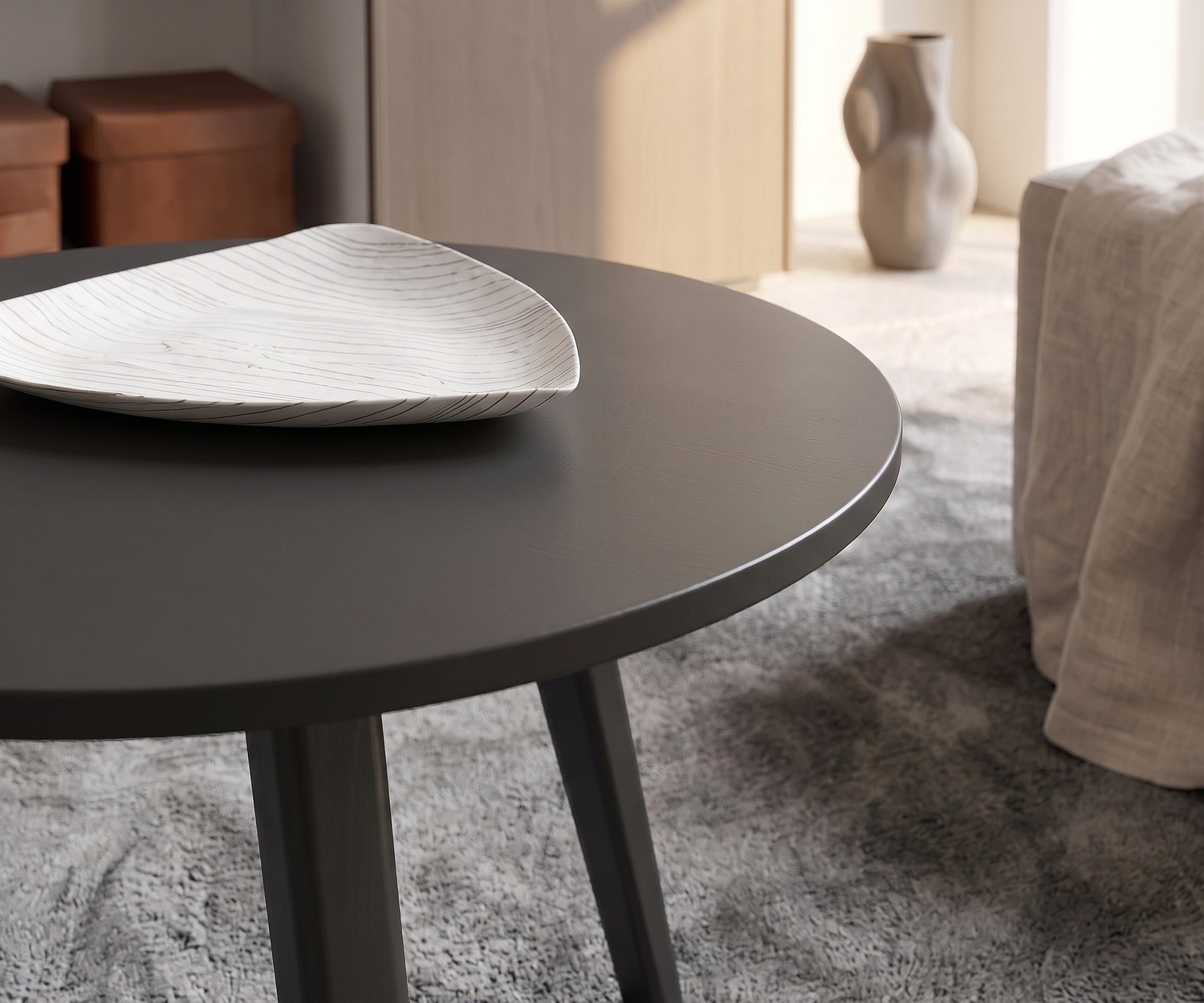 Table d'appoint ronde Trio gris foncé Table d'appoint Trio de Novamobili pour le salon, petite table basse ronde gris foncé au style moderne chaleureux.