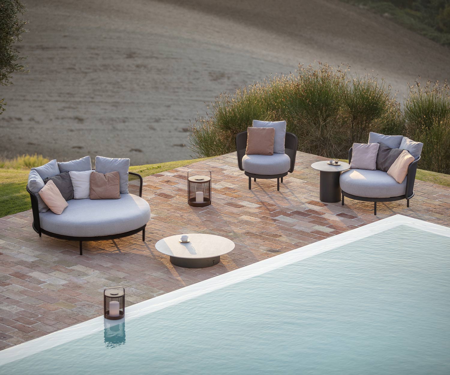 Garden Lounge Club Design Chair Baza van Todus bij het zwembad op het terras