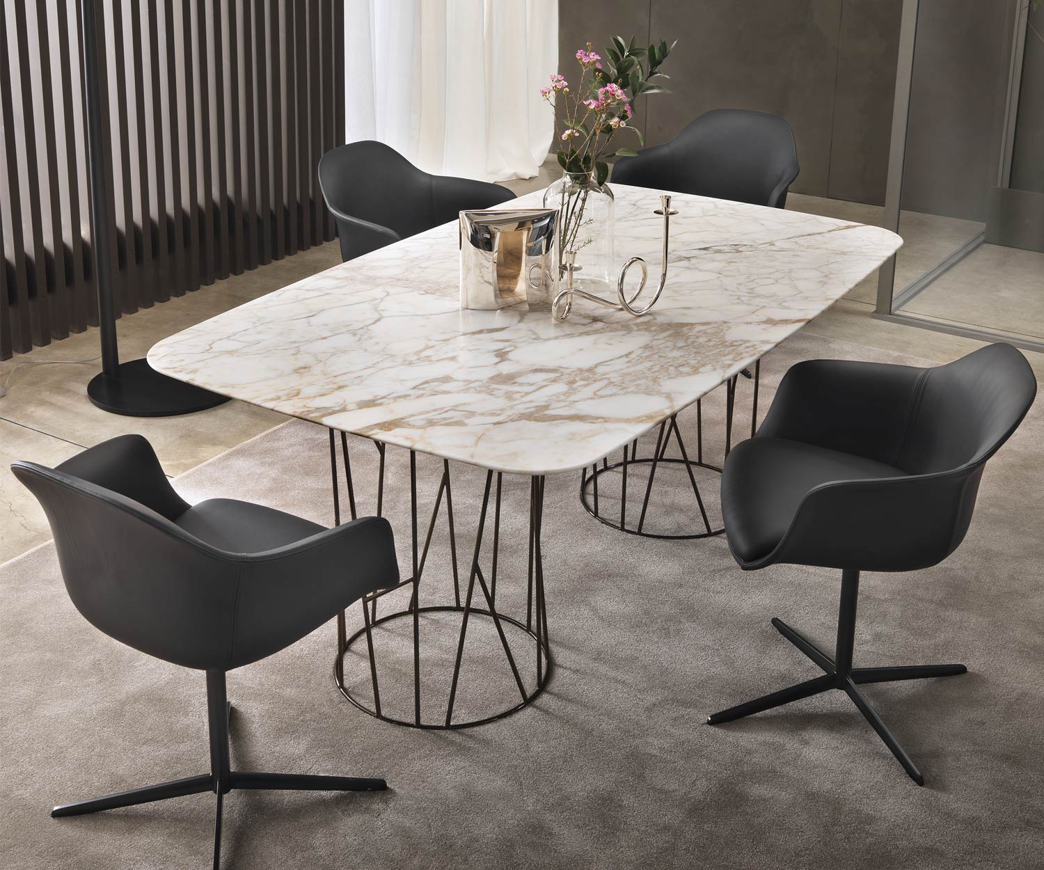 Table de salle à manger design Plateau de table en marbre Calacatta disposé en groupe avec des chaises