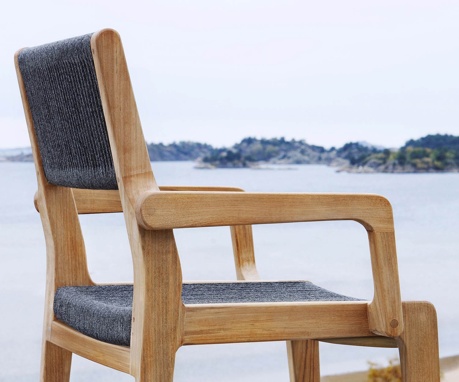 Moderne Oasiq Skagen design chaise en teck avec accoudoirs anthracite rembourré