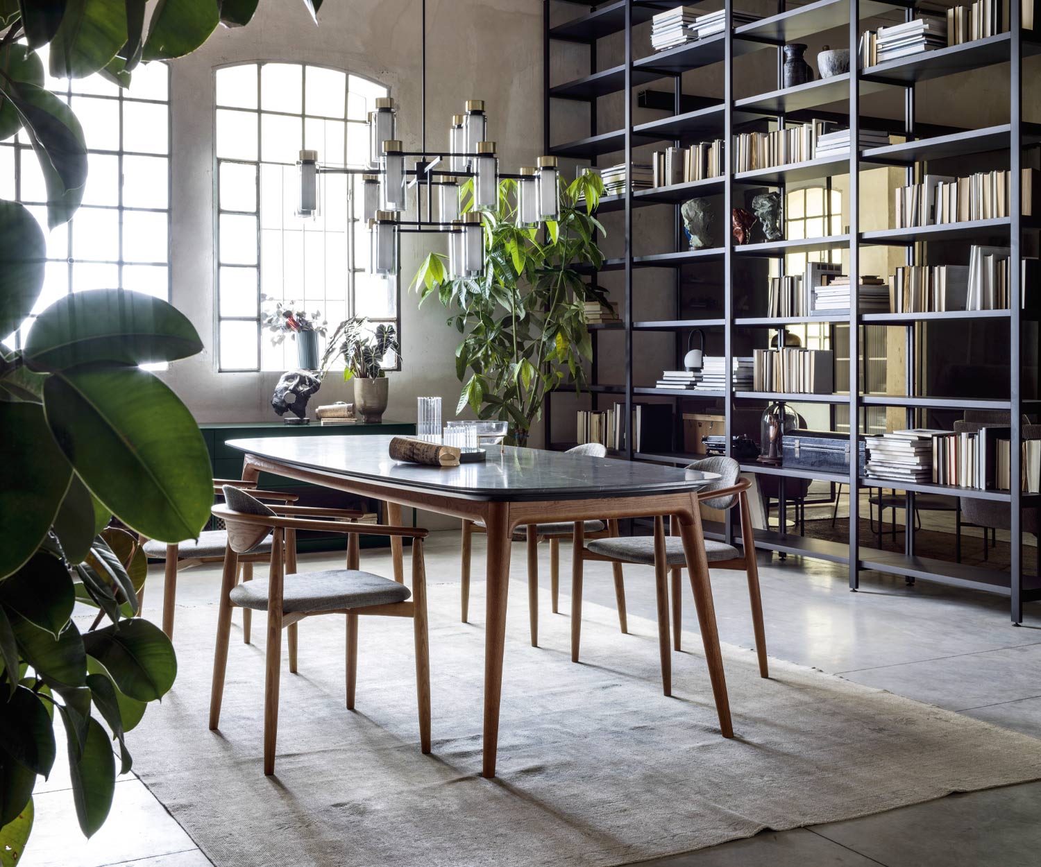 Witte marmeren Hanami tafel van Novamobili met walnotenhouten onderstel Witte marmeren Hanami tafel van Novamobili met walnotenhouten onderstel