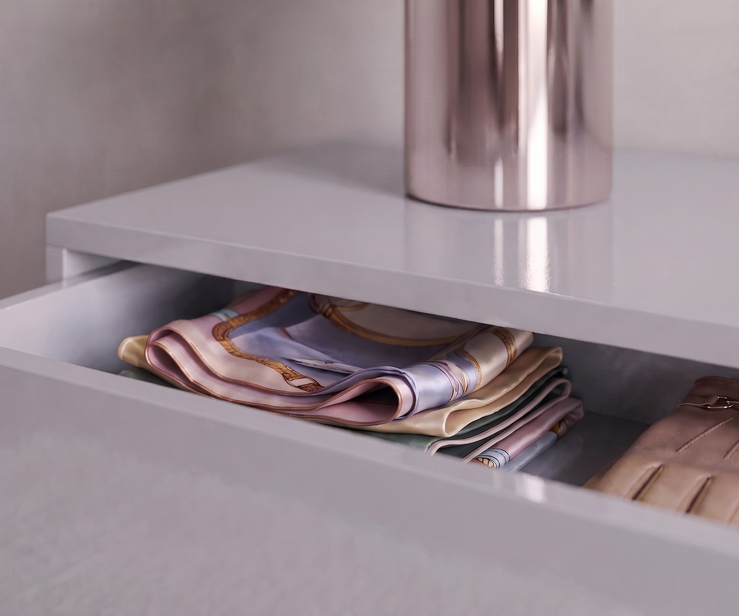 Novamobili Easy hangende ladekast lichtgrijs Hangende ladekast Easy van Novamobili voor de slaapkamer, open lade met sjaals, modern design in lichtgrijs hoogglans.