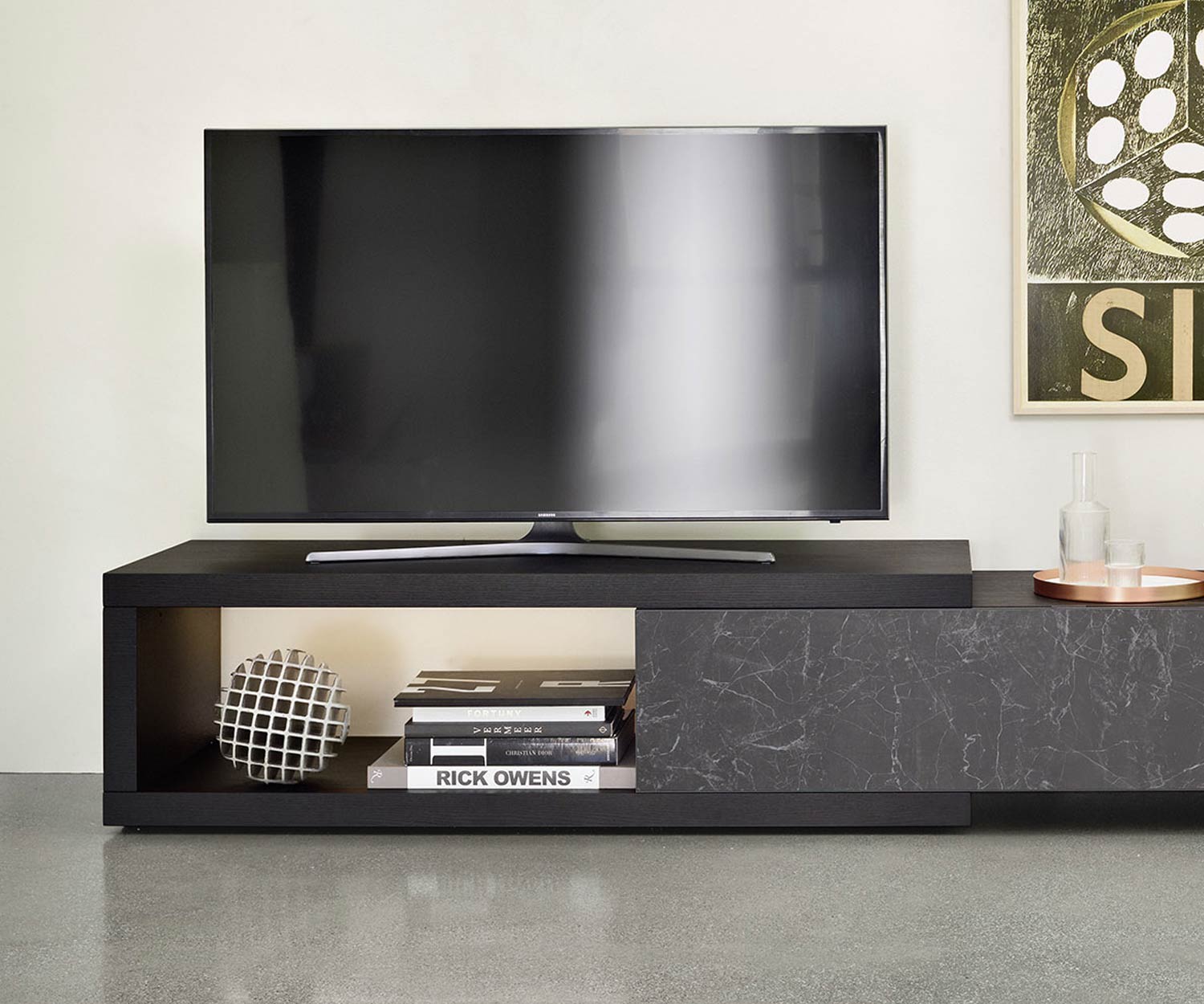 Modern design TV wandmeubel C01 van Livitalia in detail open vloerbankkast met marmer look