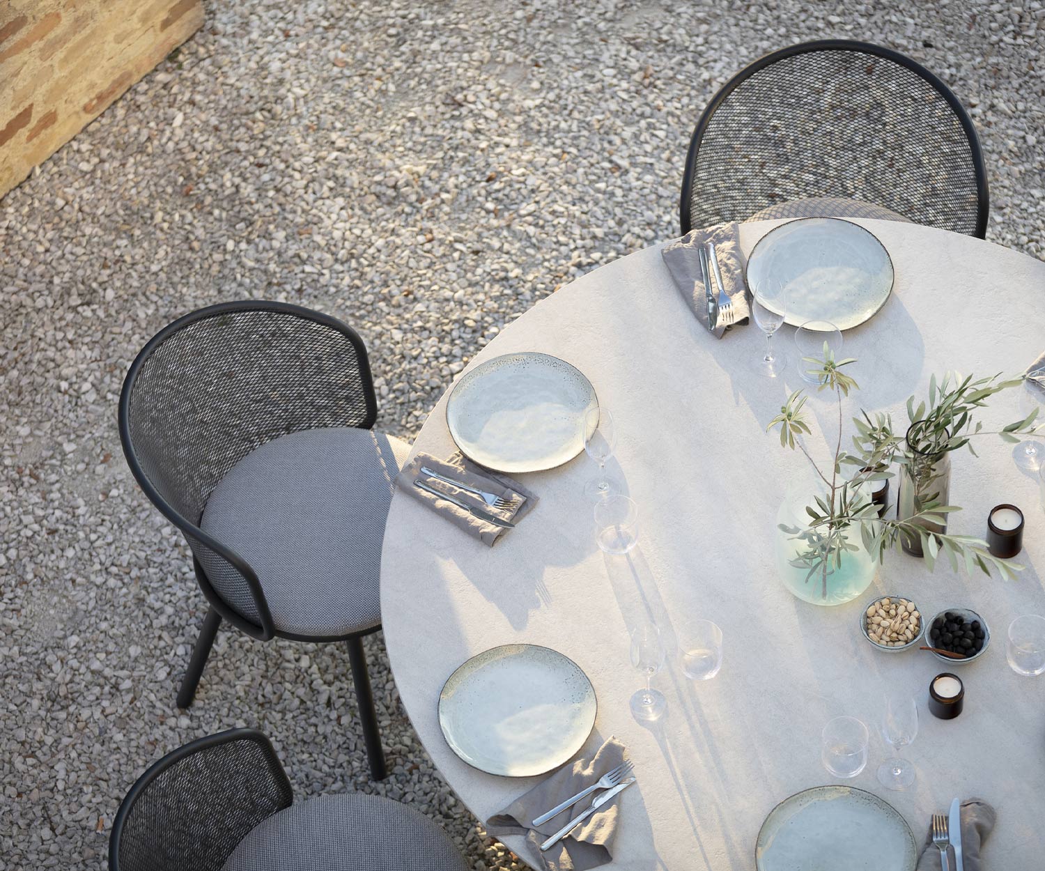Baza fauteuil van Todus op het terras aan de tuintafel van boven Baza fauteuil van Todus op het terras aan de tuintafel van boven