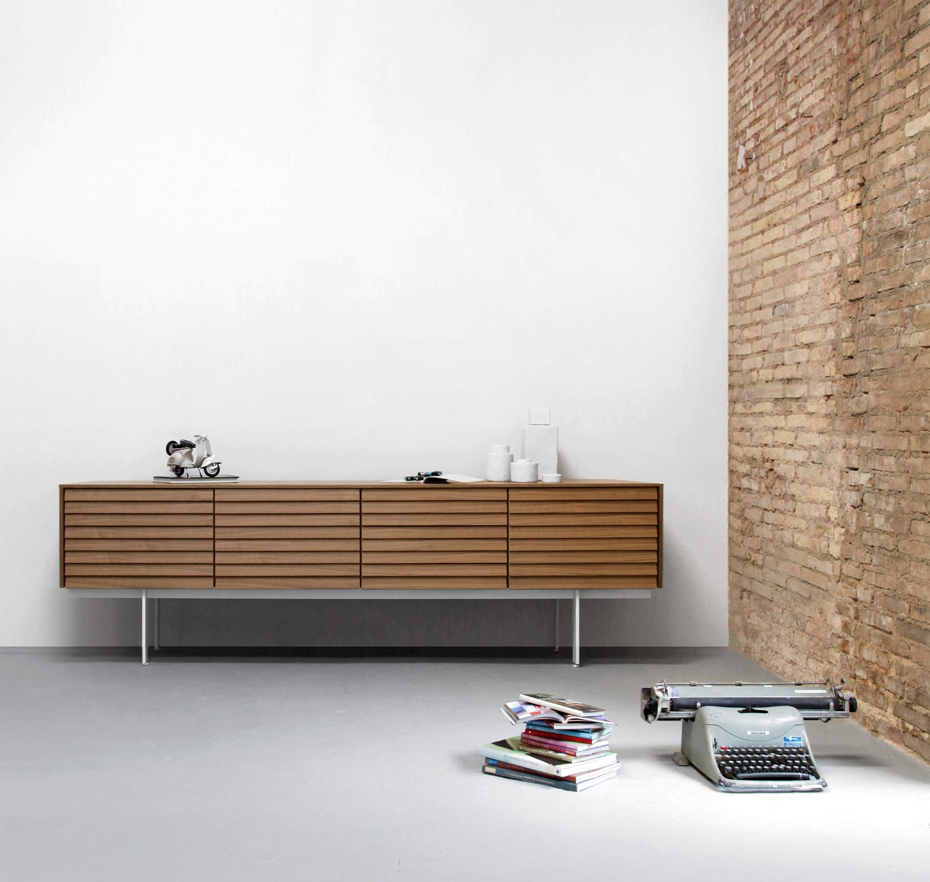 Modern dressoir op sokkel