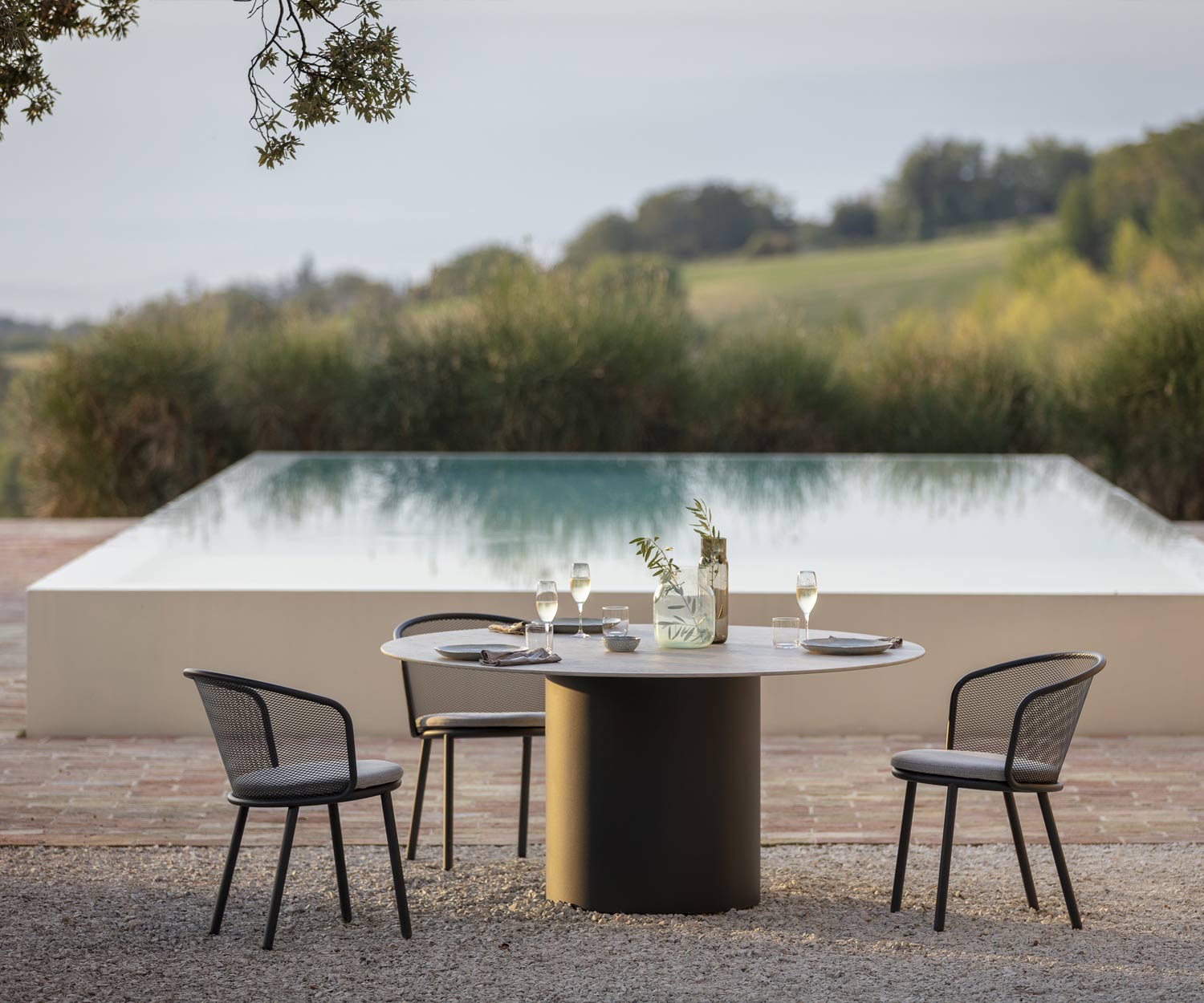 Exclusieve Todus Branta Design ronde eettafel bij het zwembad op het terras
