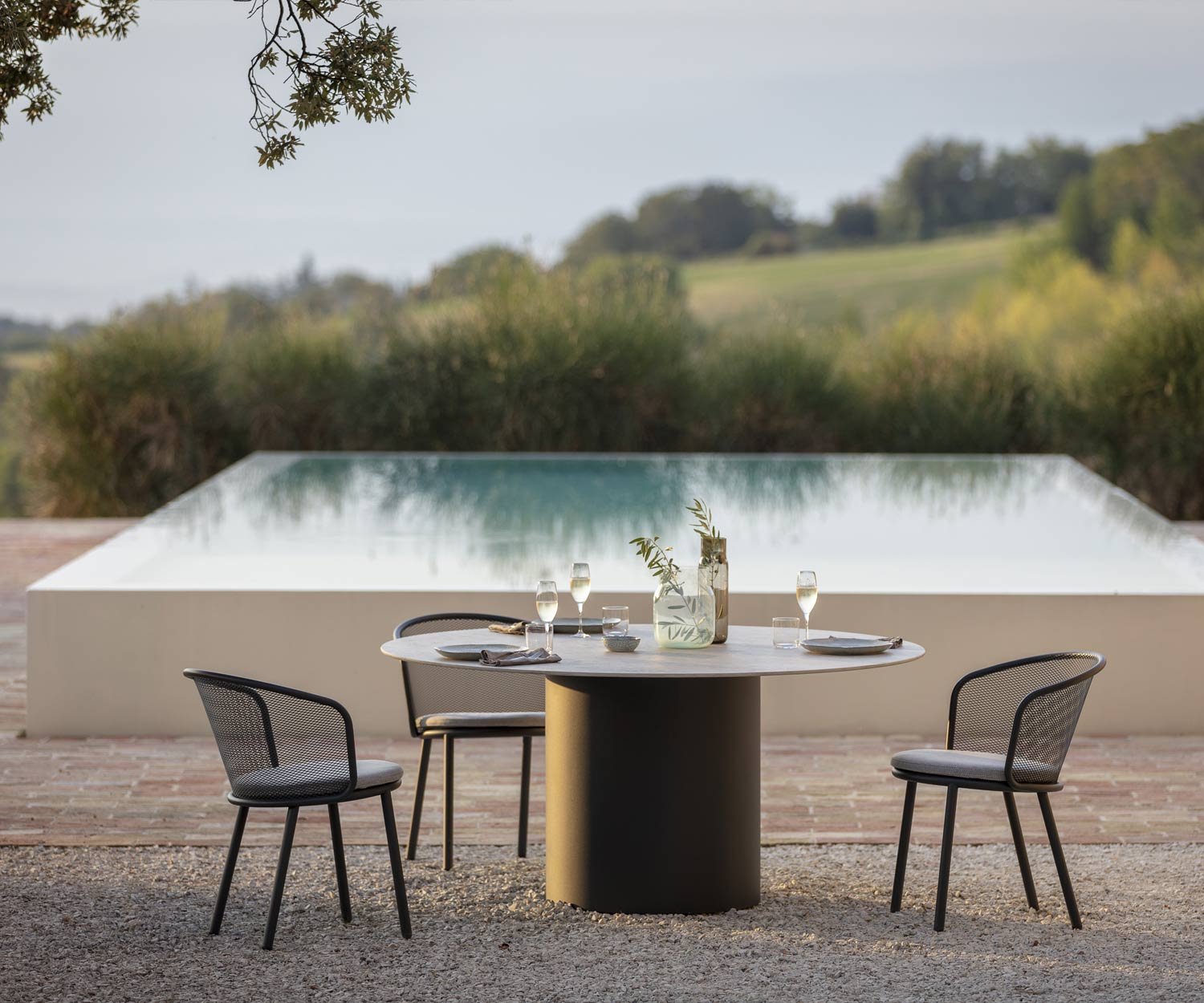 Exclusieve Todus Branta Design ronde eettafel bij het zwembad op het terras Exclusieve Todus Branta Design ronde eettafel bij het zwembad op het terras