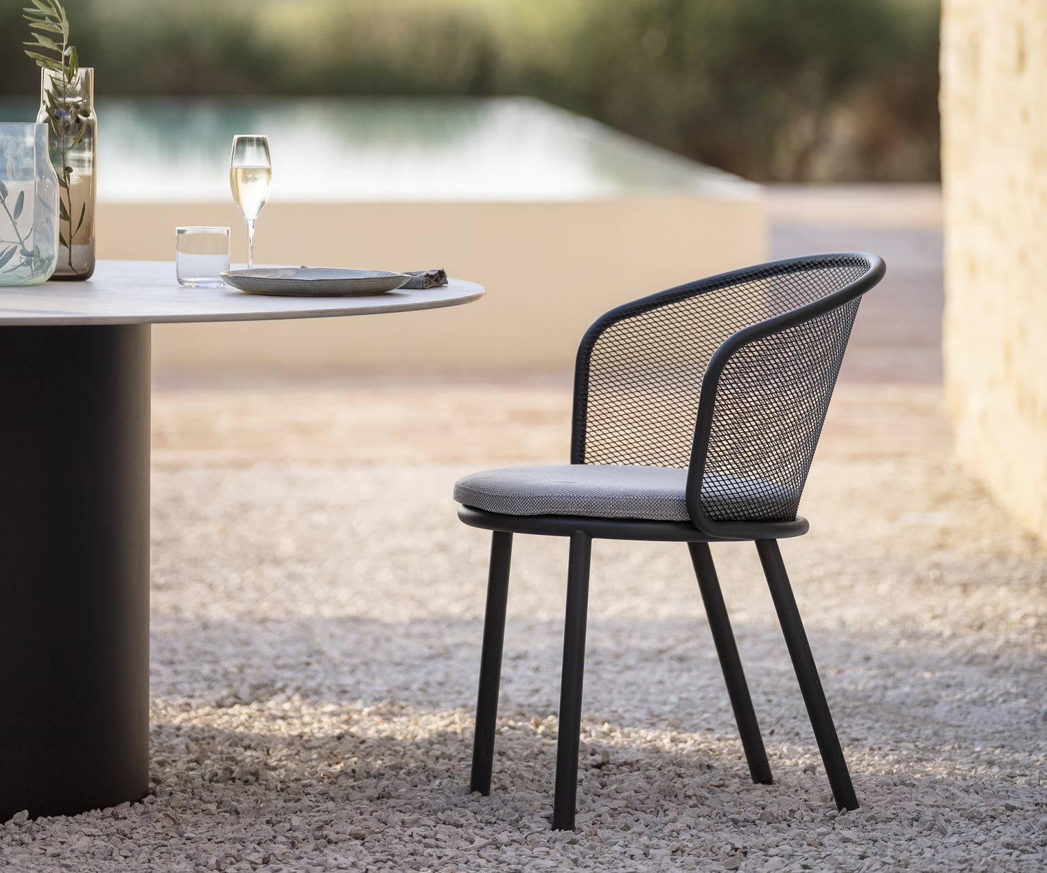 Moderne Todus Baza design balkonstoel met antraciet frame en grijze stoffen bekleding Moderne Todus Baza design balkonstoel met antraciet frame en grijze stoffen bekleding