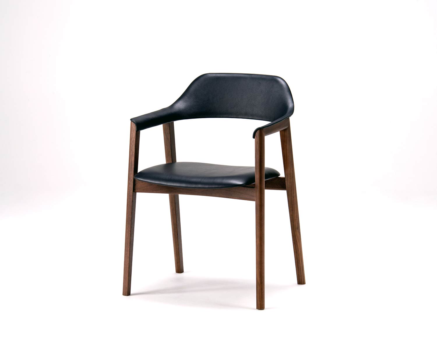 Moderne Conde House design fauteuil geplaatst bij de Ten tafel in de eetkamer Moderne Conde House design fauteuil geplaatst bij de Ten tafel in de eetkamer