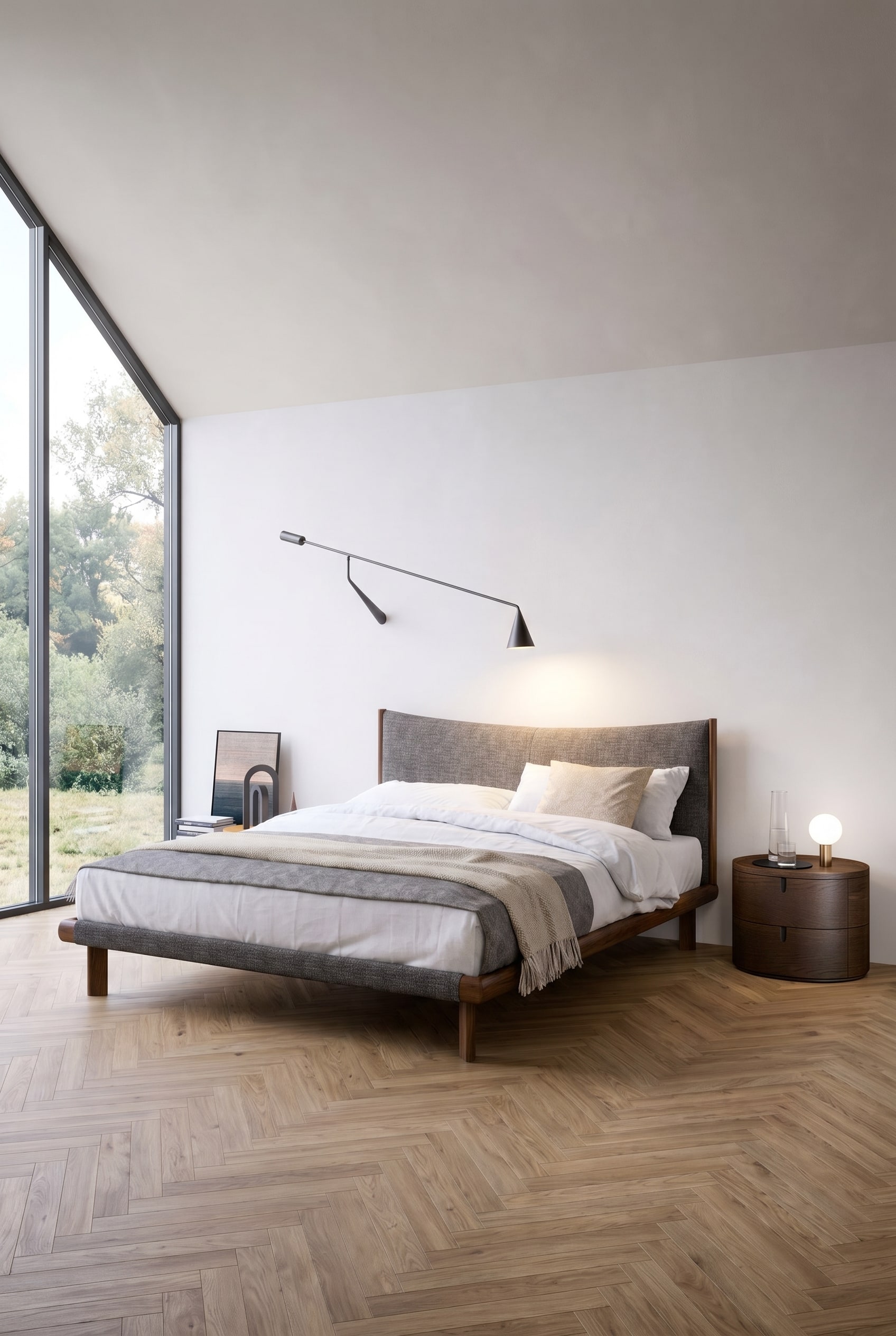 Chambre minimaliste avec le cadre de lit Mizu en bois foncé et une applique murale asymétrique