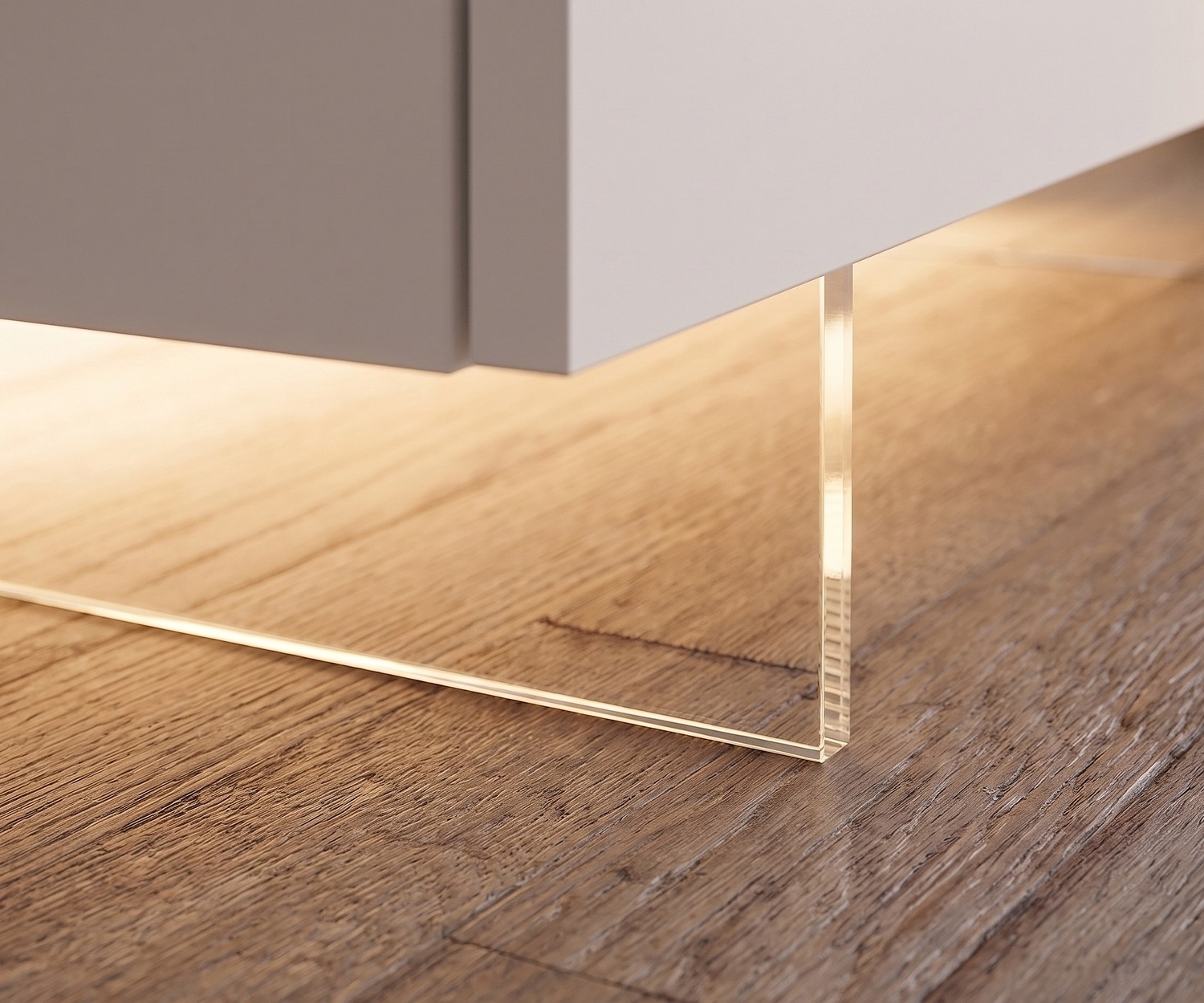 Socle TV transparent Livitalia Socle TV transparent Livitalia pour meuble bas suspendu, en méthacrylate avec éclairage LED sur parquet de salon.