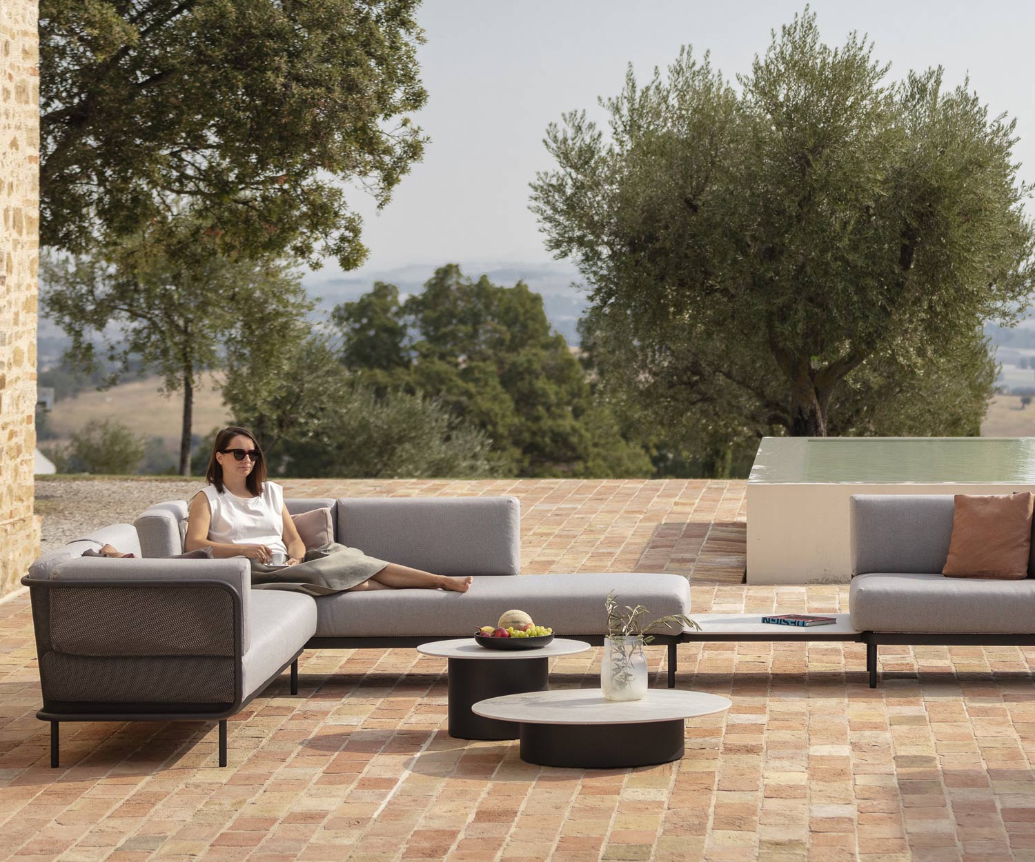 Branta Design bijzettafel als ideale metgezel voor banken op het terras, balkon of veranda Branta Design bijzettafel als ideale metgezel voor banken op het terras, balkon of veranda