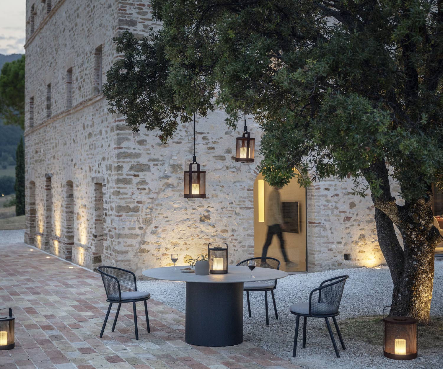 Comfortabele stoel Baza van Todus 's avonds met verlichting voor het gebouw Comfortabele stoel Baza van Todus 's avonds met verlichting voor het gebouw