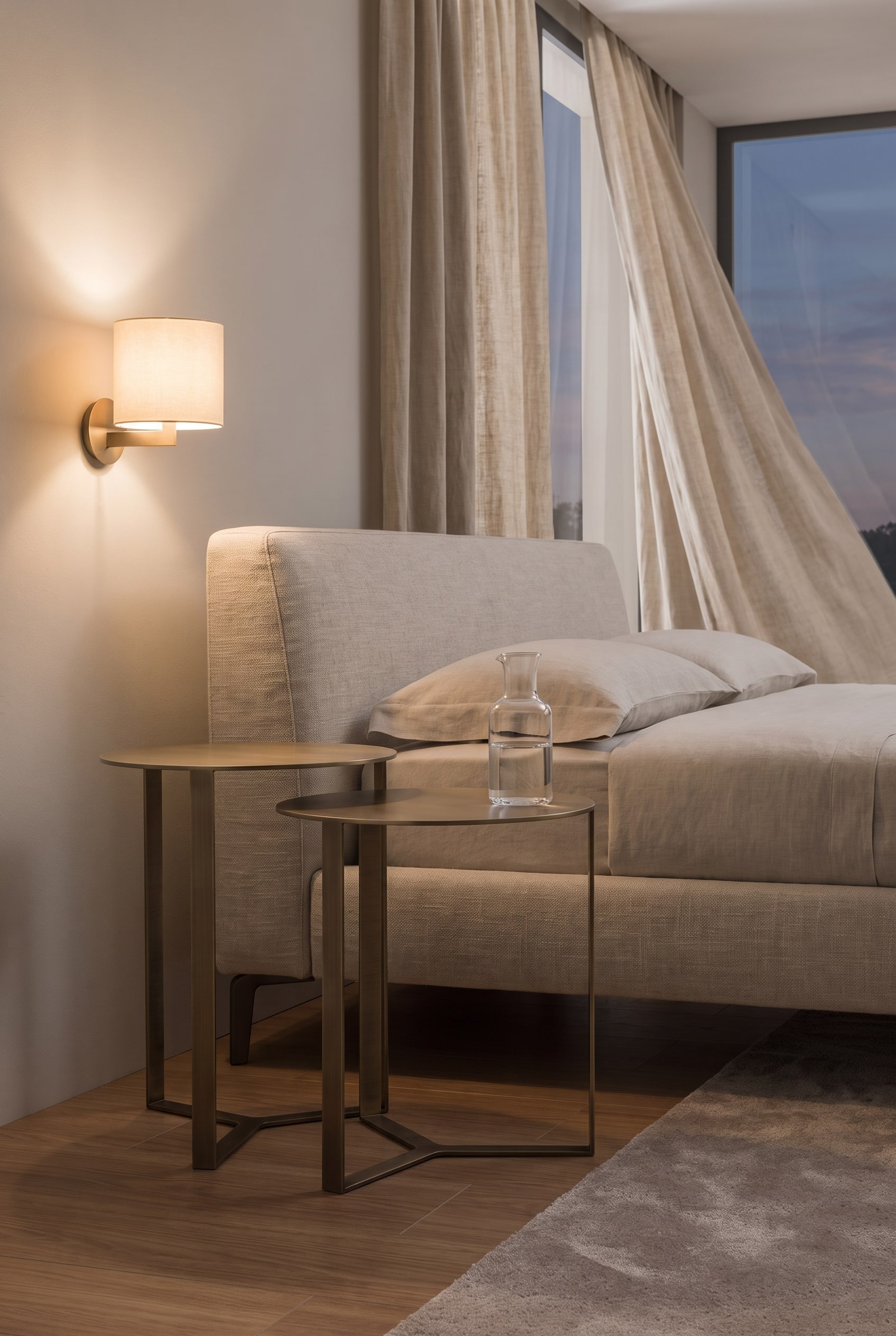 Lit futon bas flanqu&eacute; de la table d'appoint filigrane Marelli Clip en m&eacute;tal couleur bronze