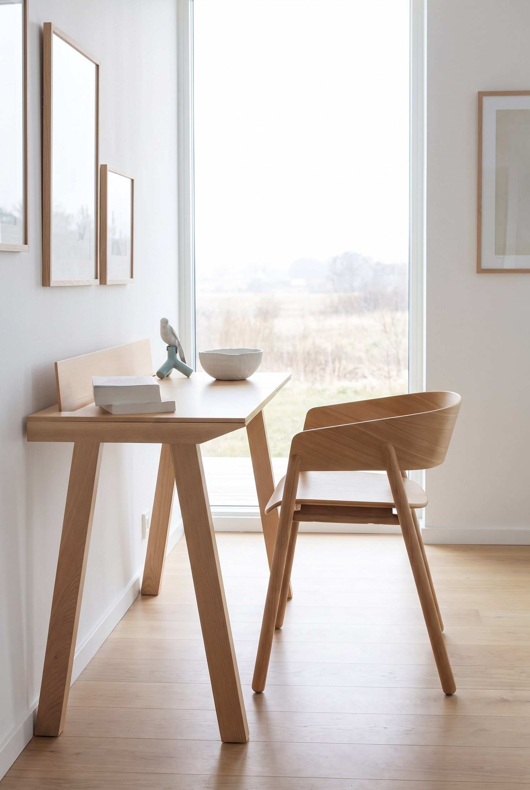 Salle à manger minimaliste avec une table à manger et une chaise en bois massif en chêne clair