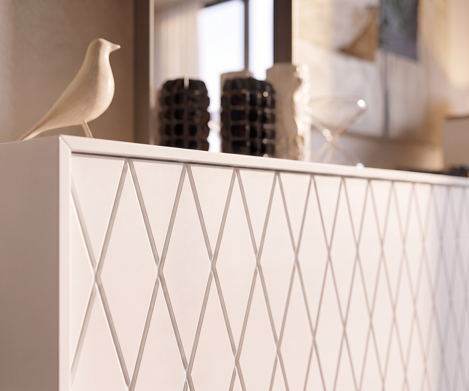 Buffet design al2 e-klipse 003 blanc pour le salon, gros plan sur la façade à motifs de losanges avec un petit oiseau déco.